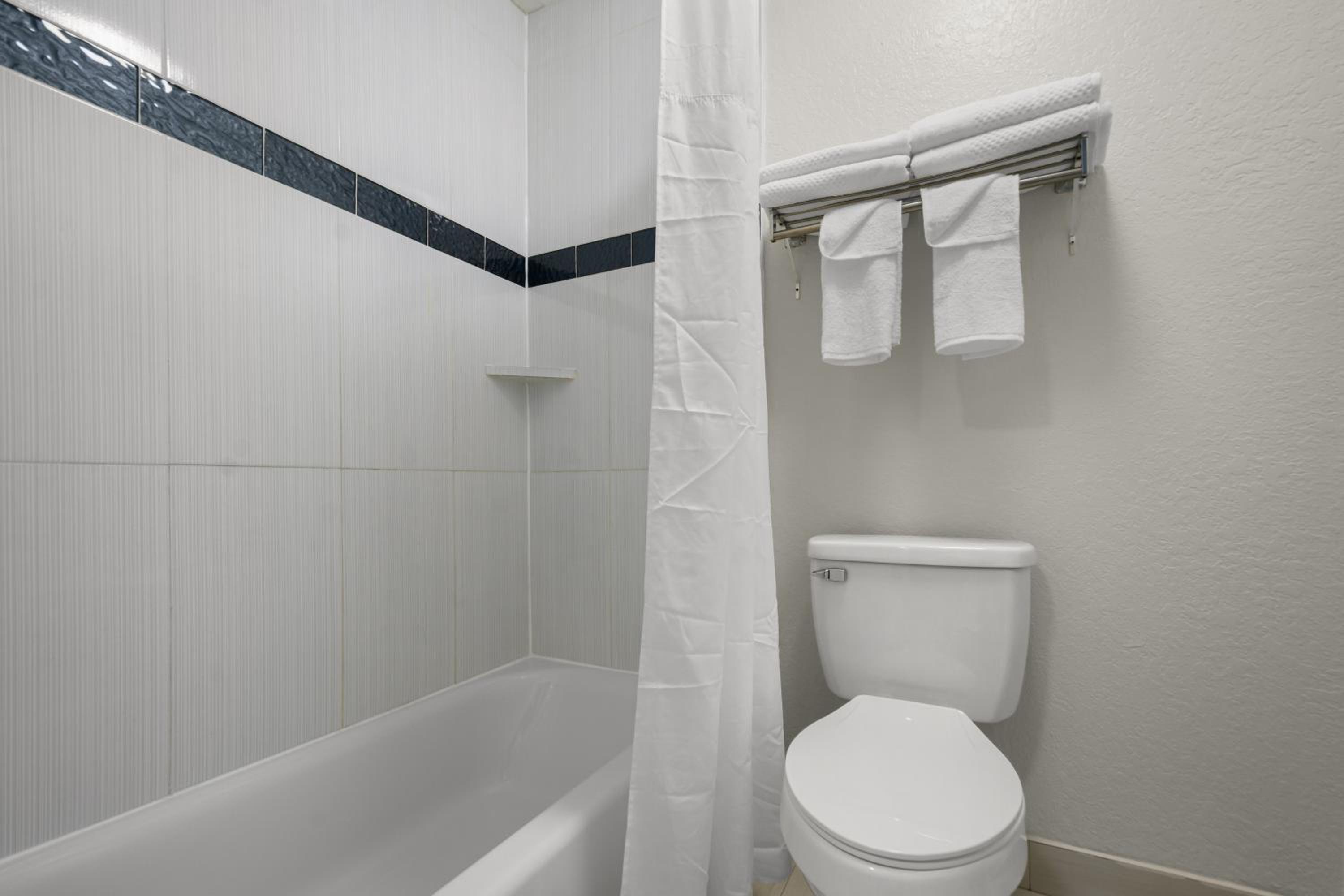 Standard King Room - Non-Smoking  - Photo 4