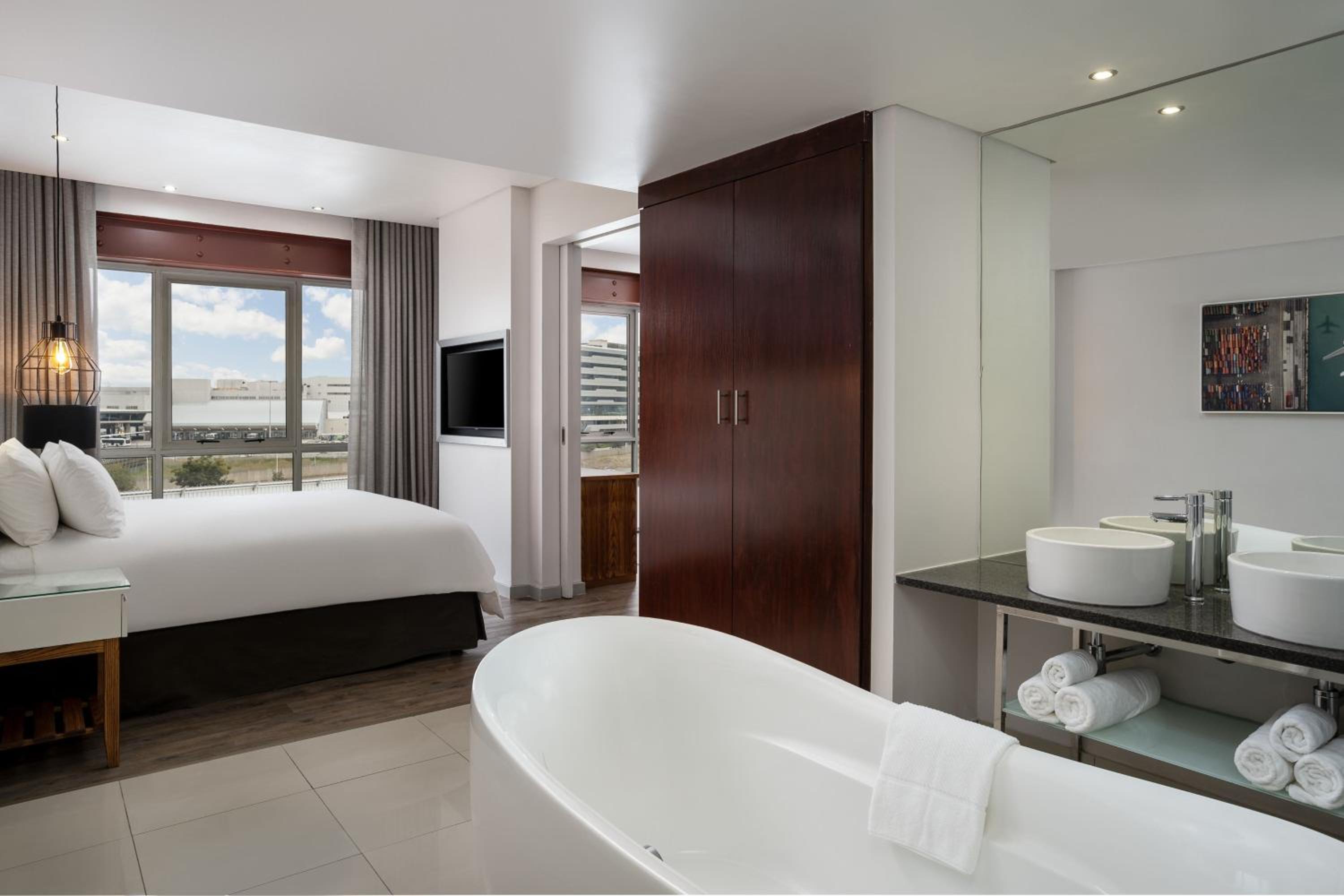 One-Bedroom King Suite - Photo 2