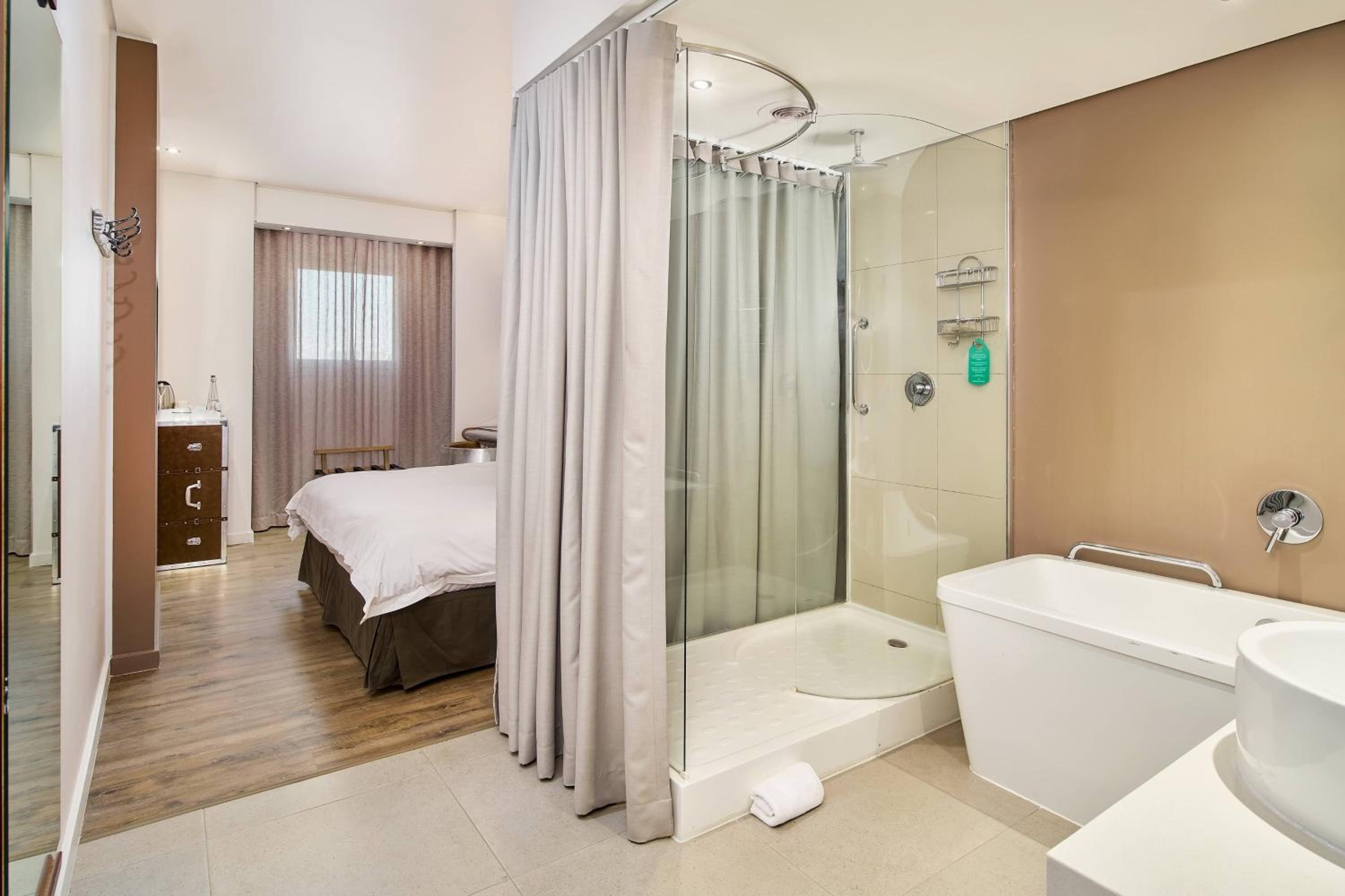 Larger Guest room, 1 King Bed - Photo 6