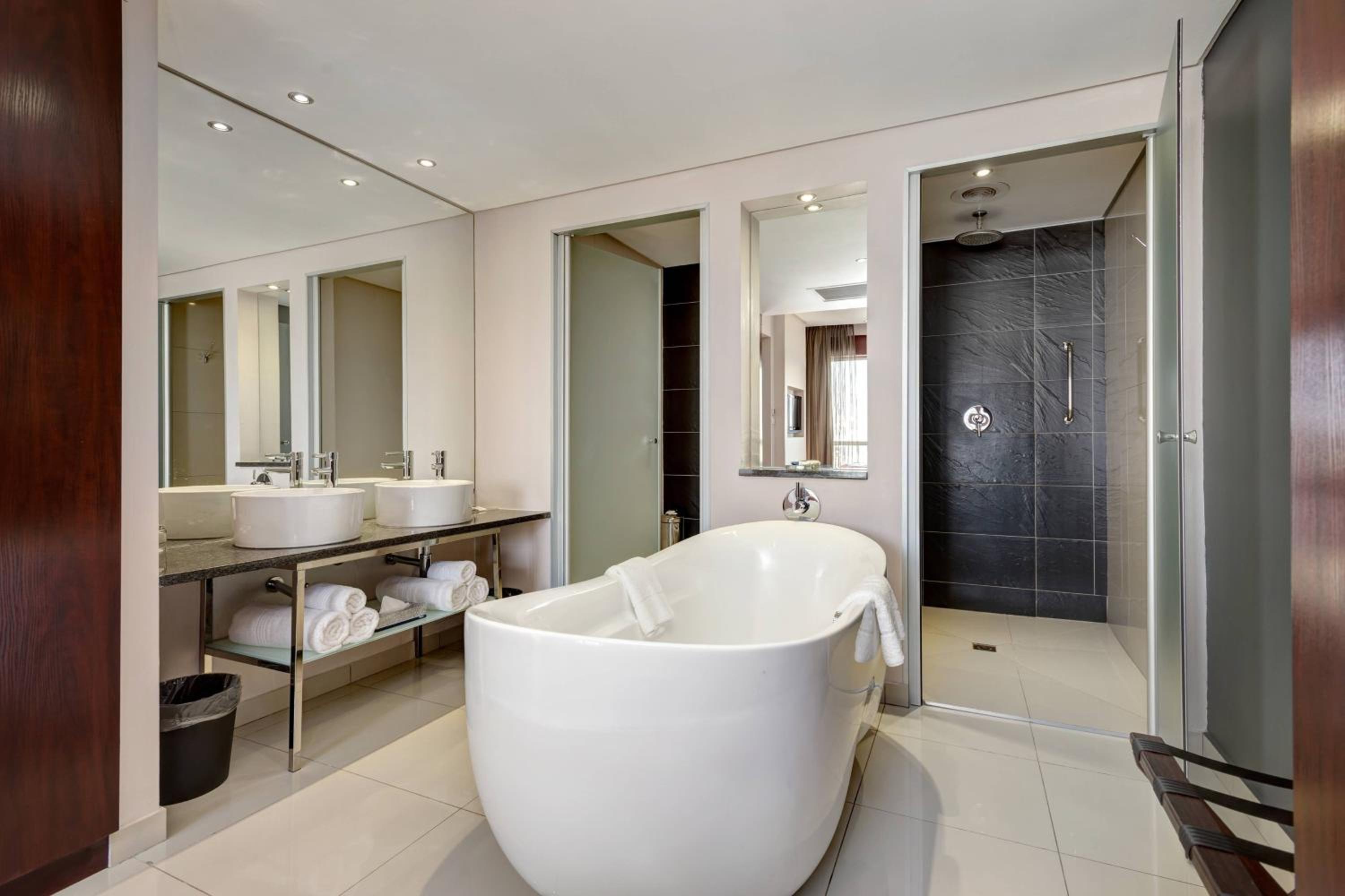 One-Bedroom King Suite - Photo 3