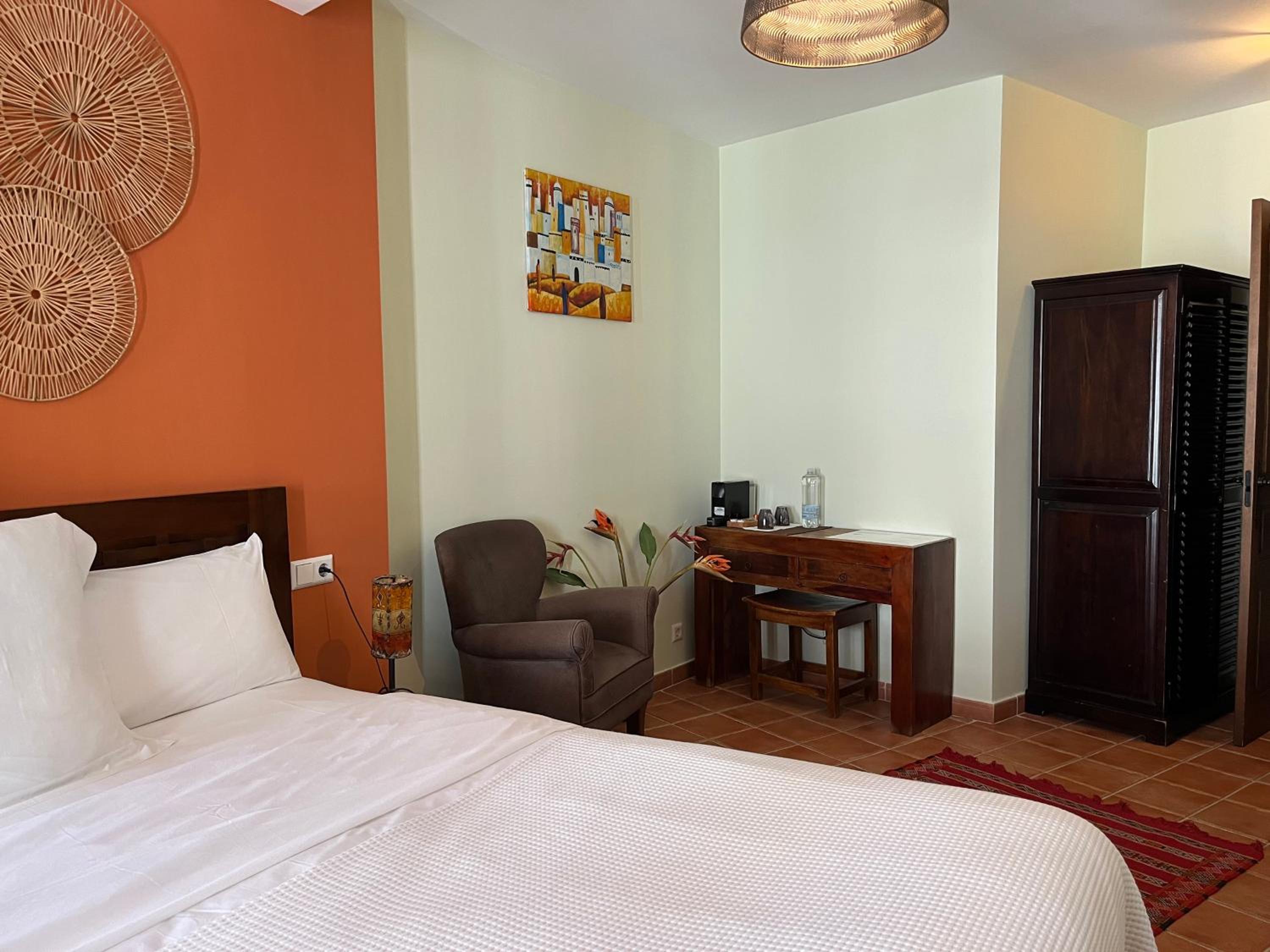 Deluxe Double Room - Photo 16
