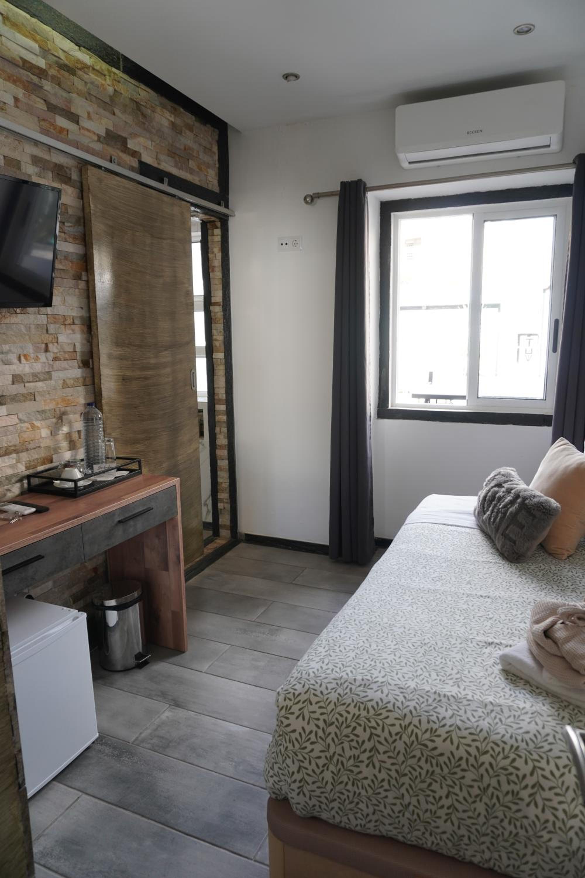 Single Room with Private Bathroom photo 1