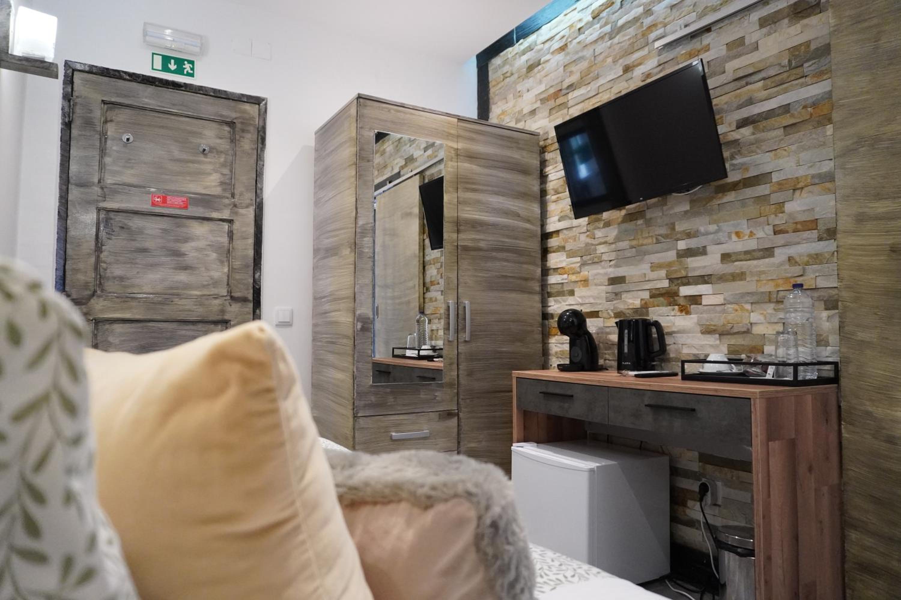 Single Room with Private Bathroom photo 2