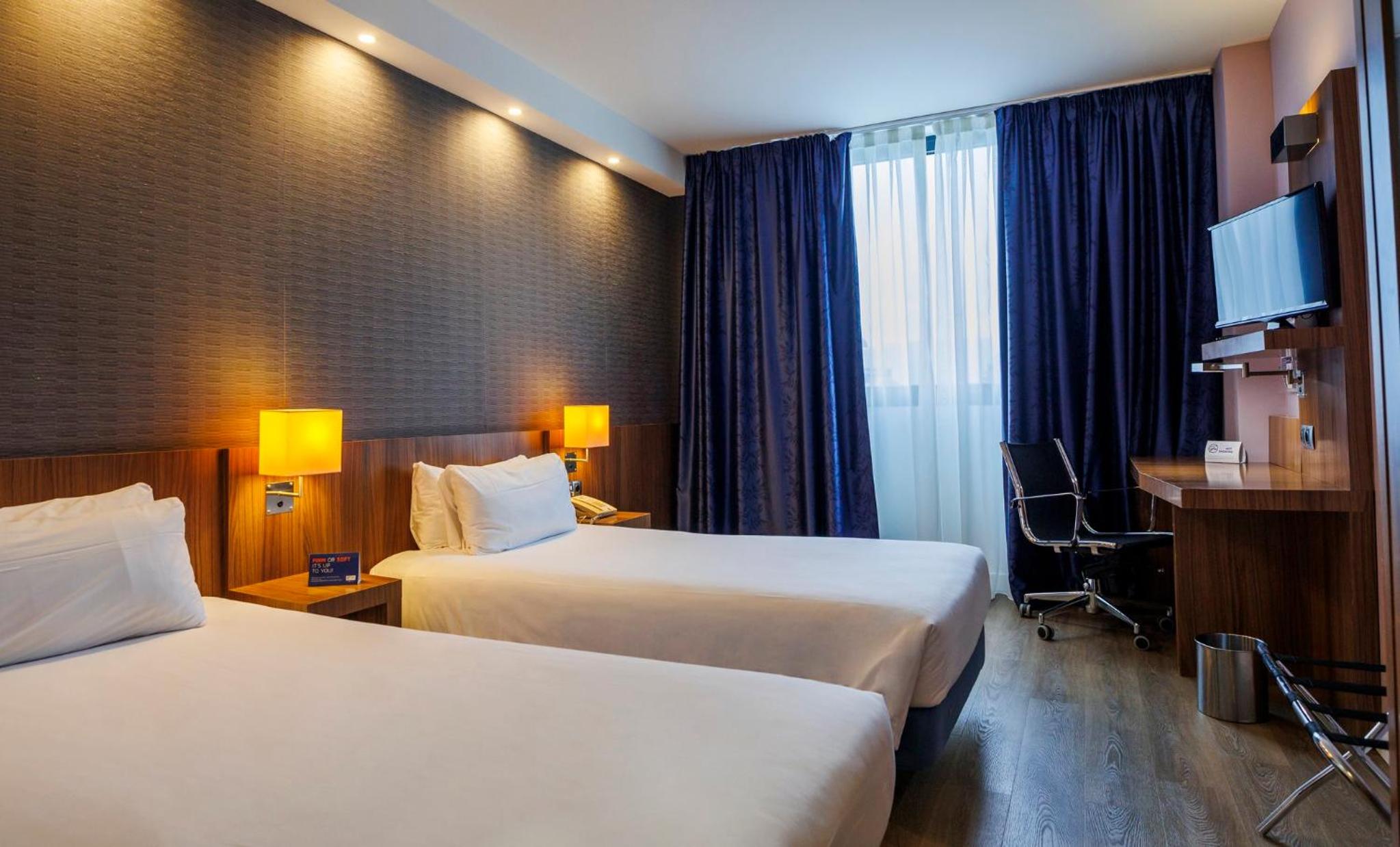 Standard Room with Free Breakfast - Photo 6
