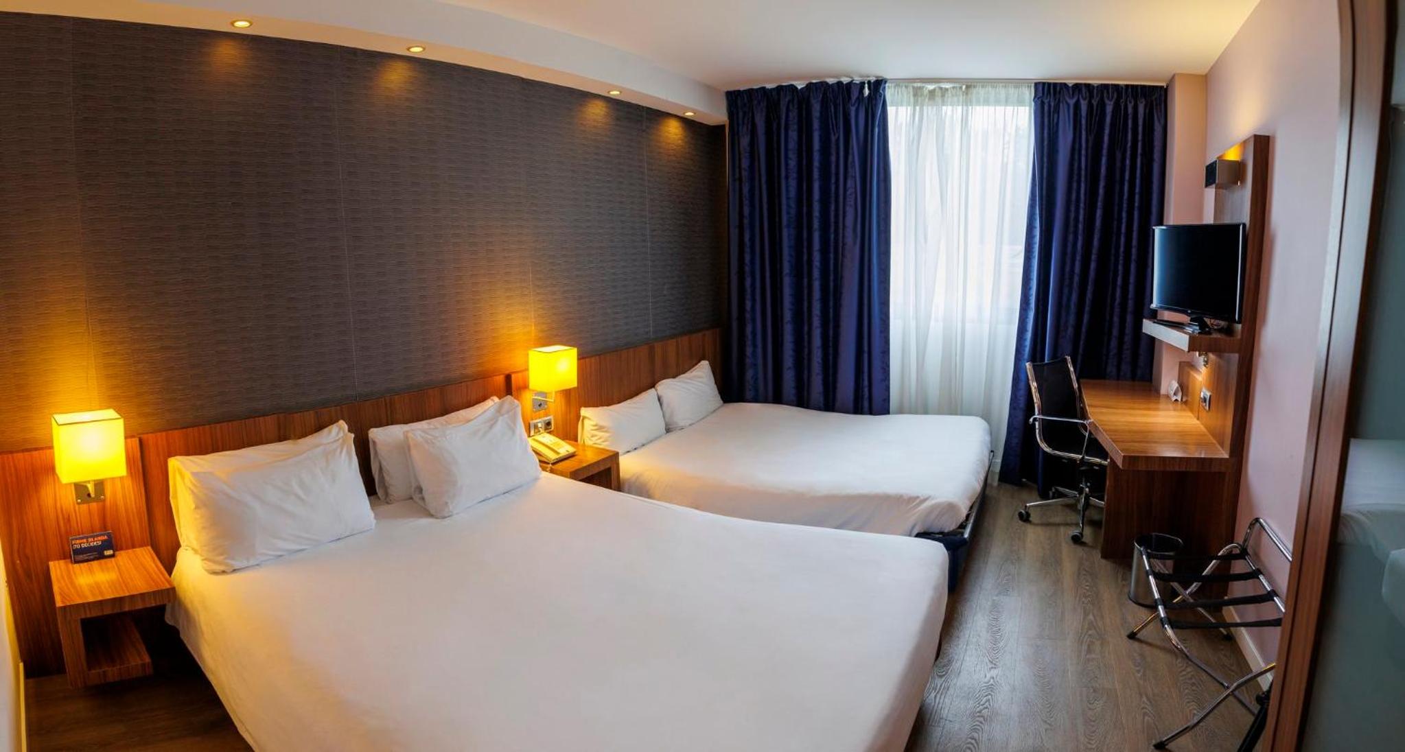 Standard Queen Room with Sofa Bed - Photo 4