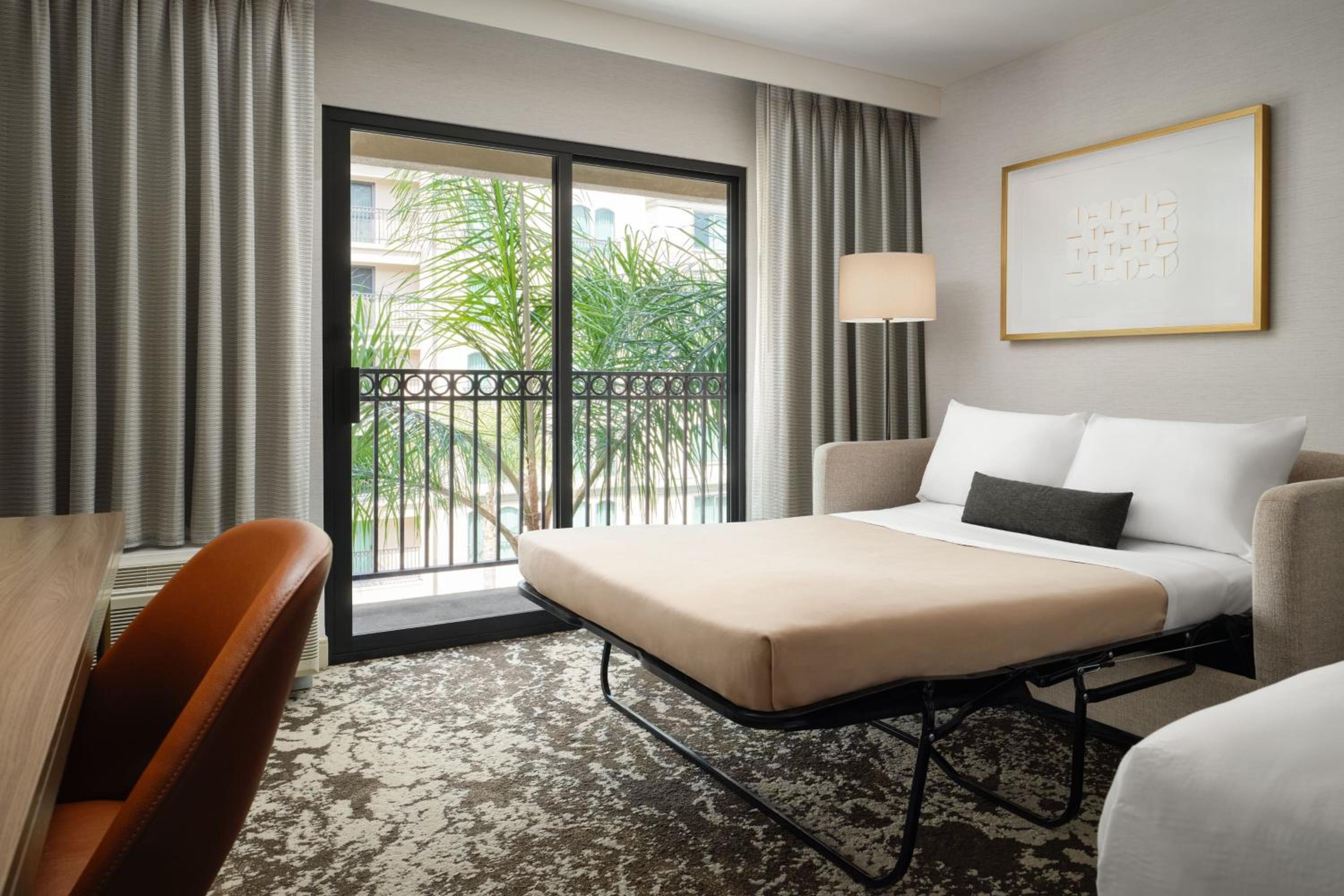 King Room with Balcony - Photo 9
