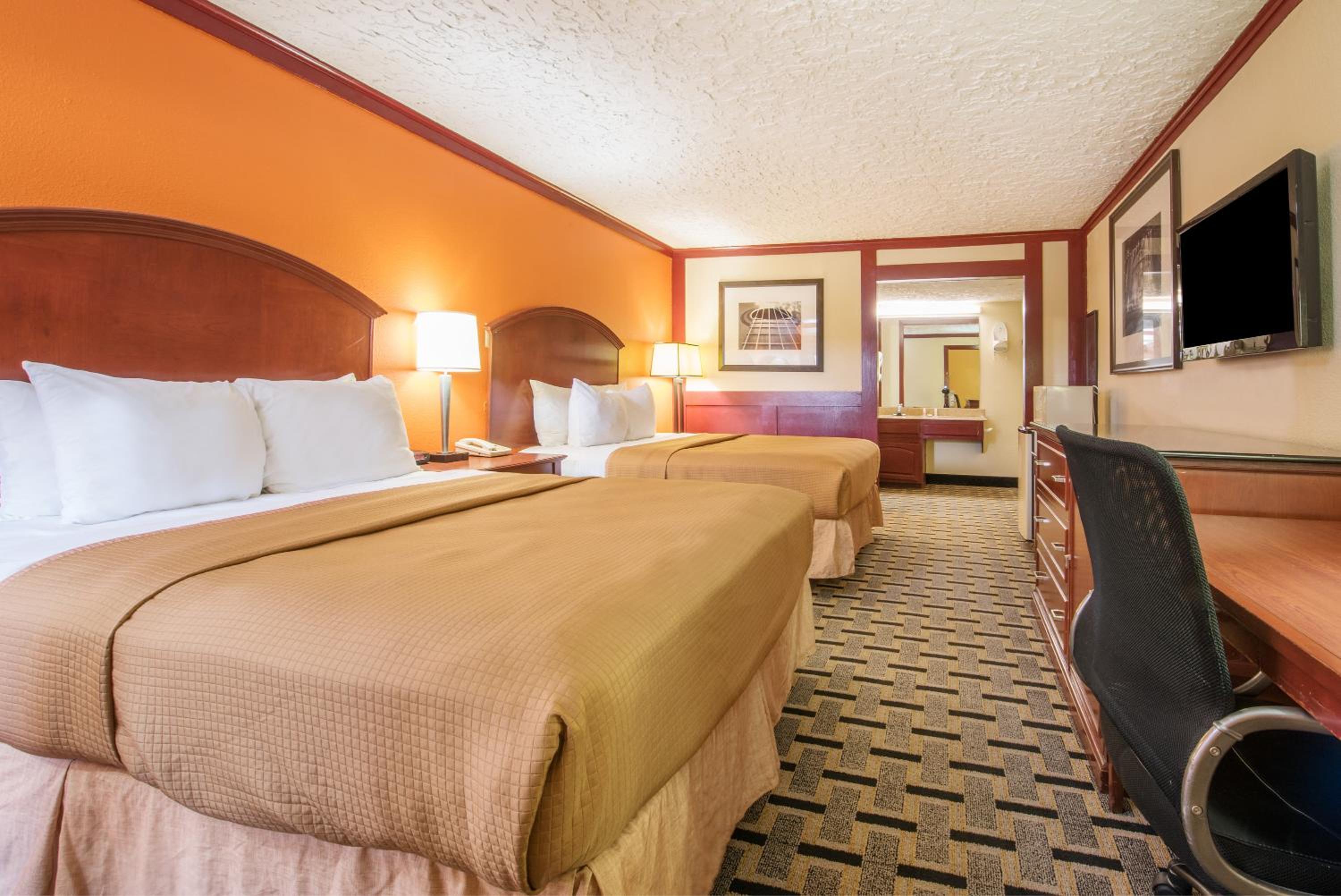 Queen Room with Two Queen Beds - Non-Smoking - Photo 8