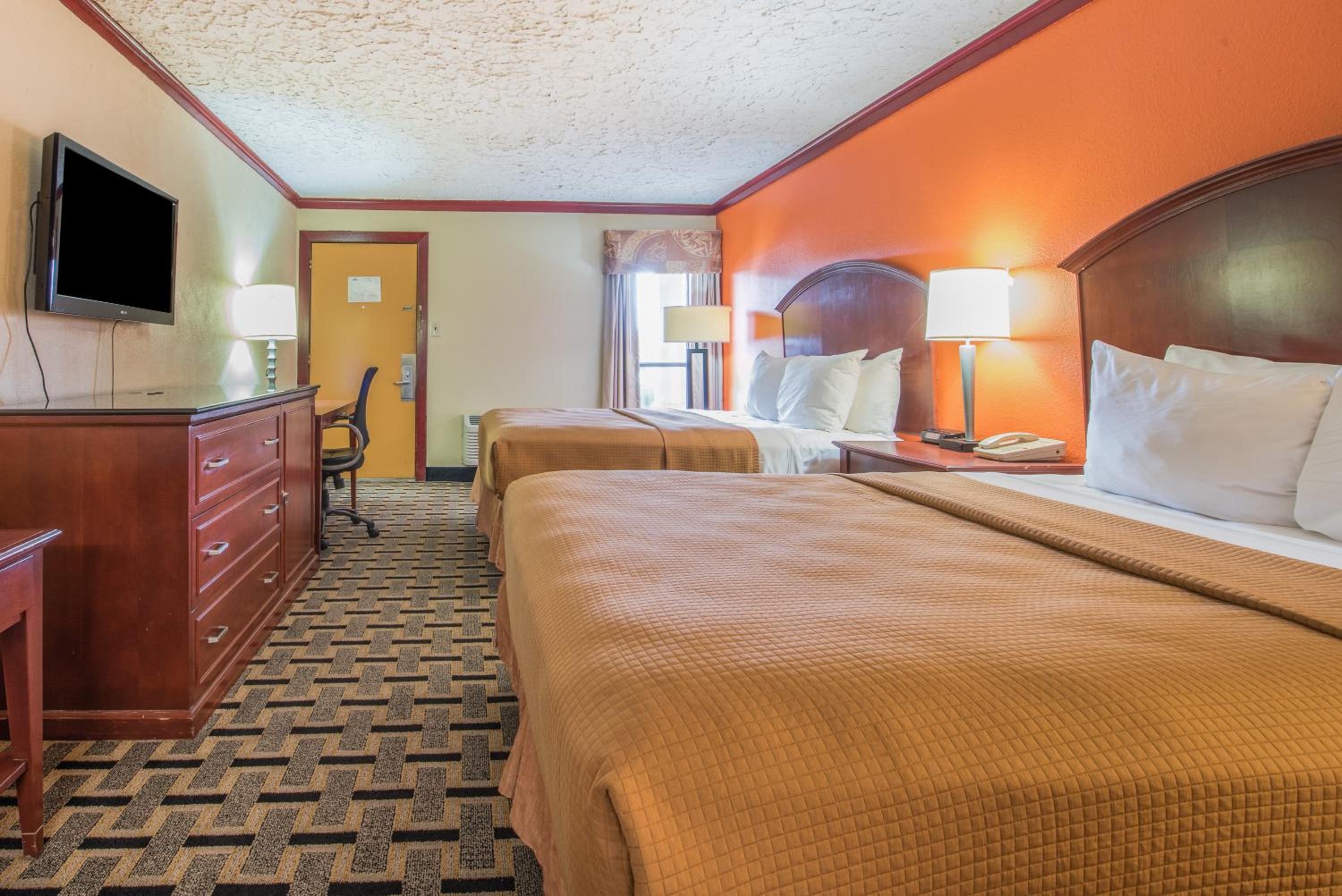 Queen Room with Two Queen Beds - Non-Smoking - Photo 7
