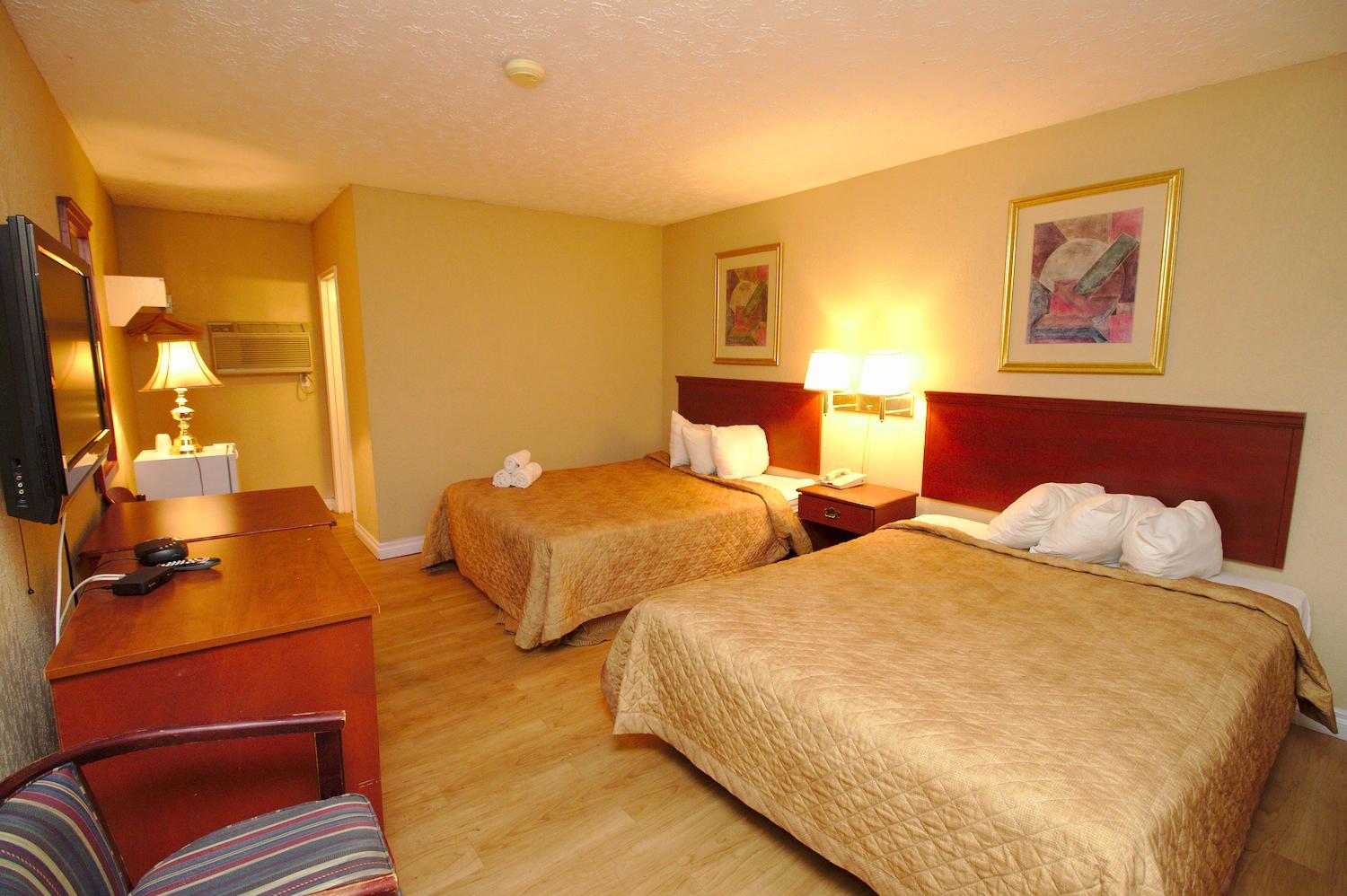 Queen Room with Two Queen Beds - Photo 4