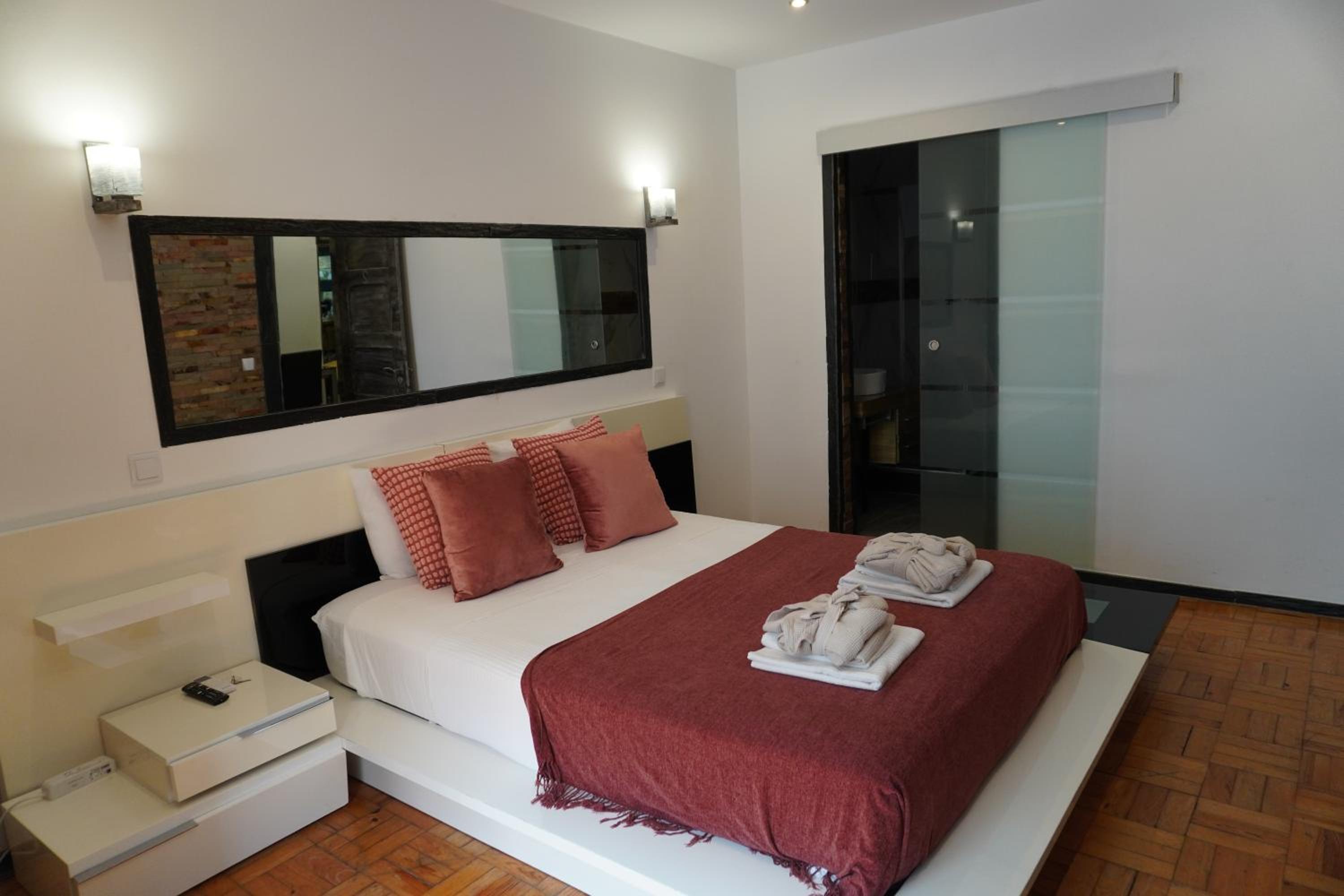 Deluxe Suite - Photo 5