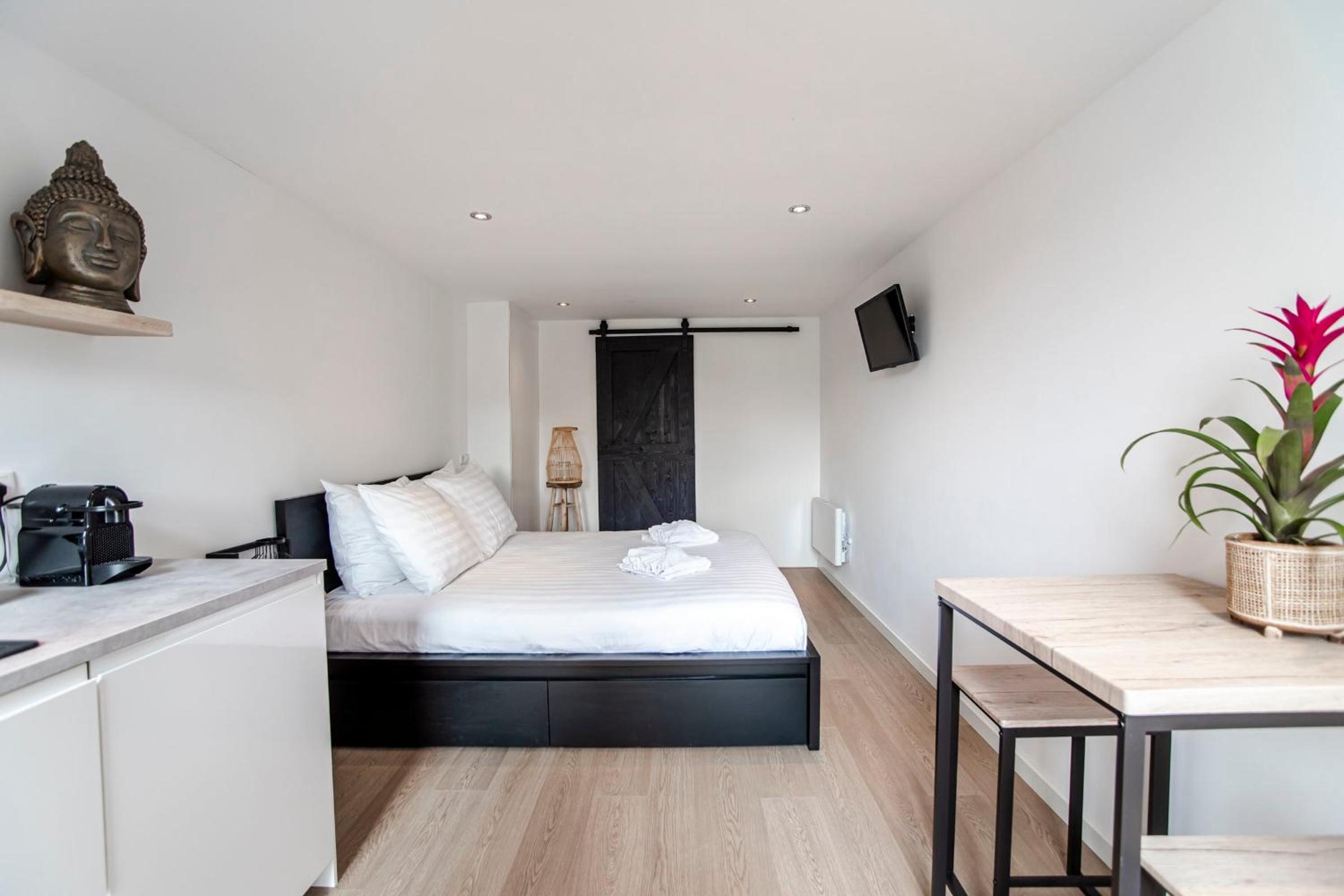 One-Bedroom Apartment - Photo 28