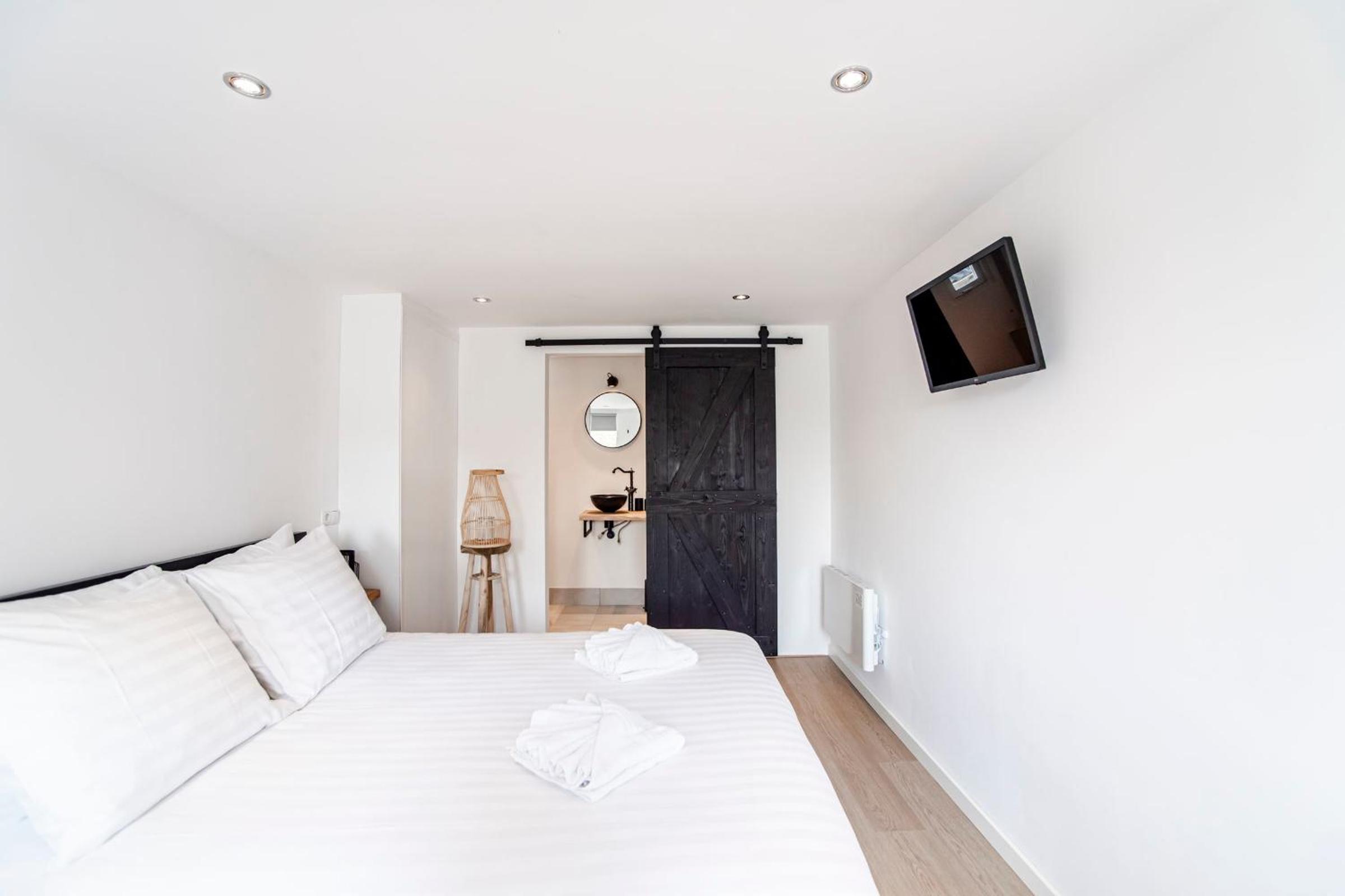 One-Bedroom Apartment - Photo 5