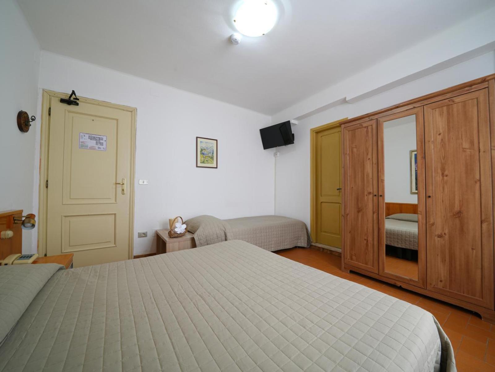 Standard Triple Room photo 2