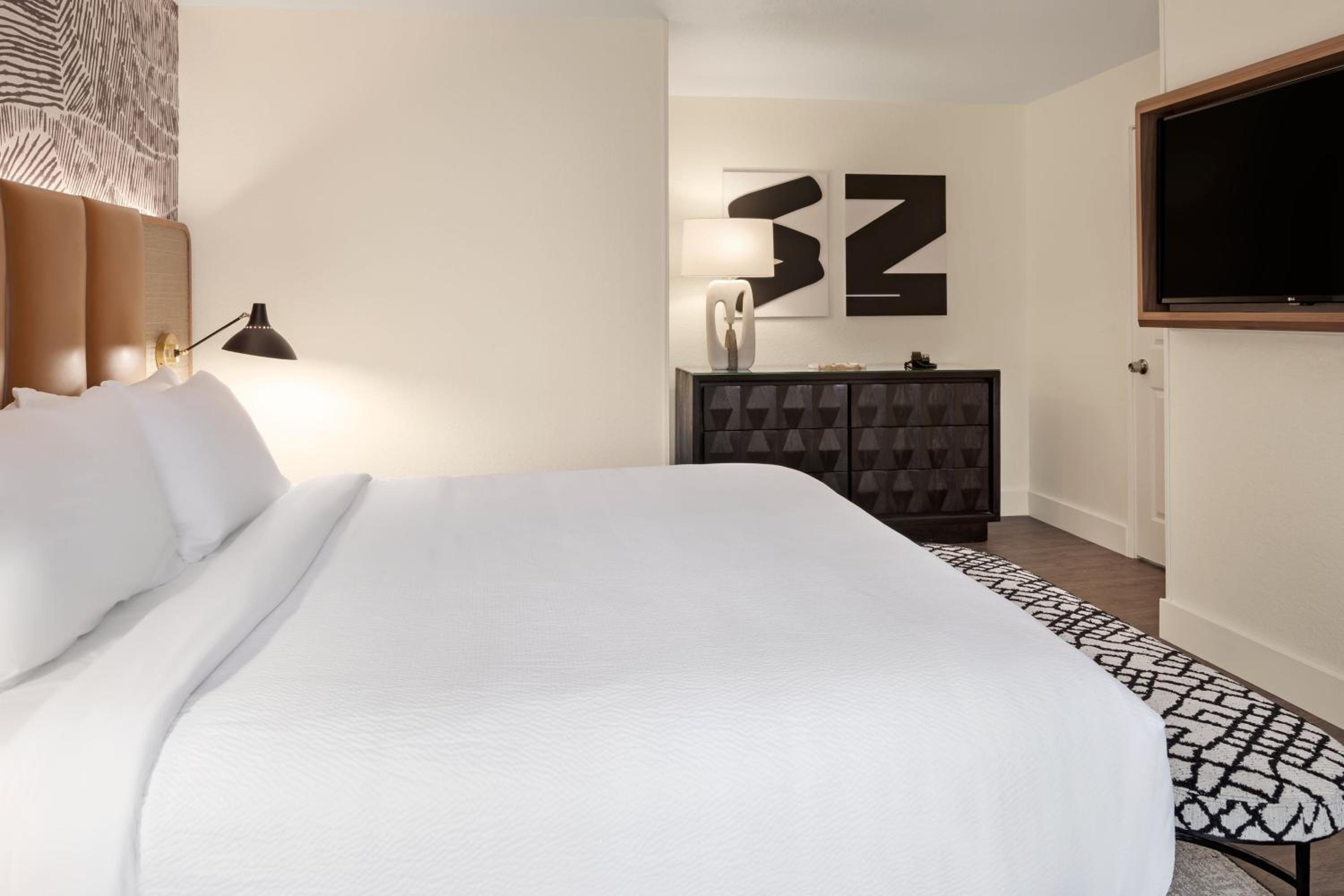 One-Bedroom Executive King Suite thumbnail 6