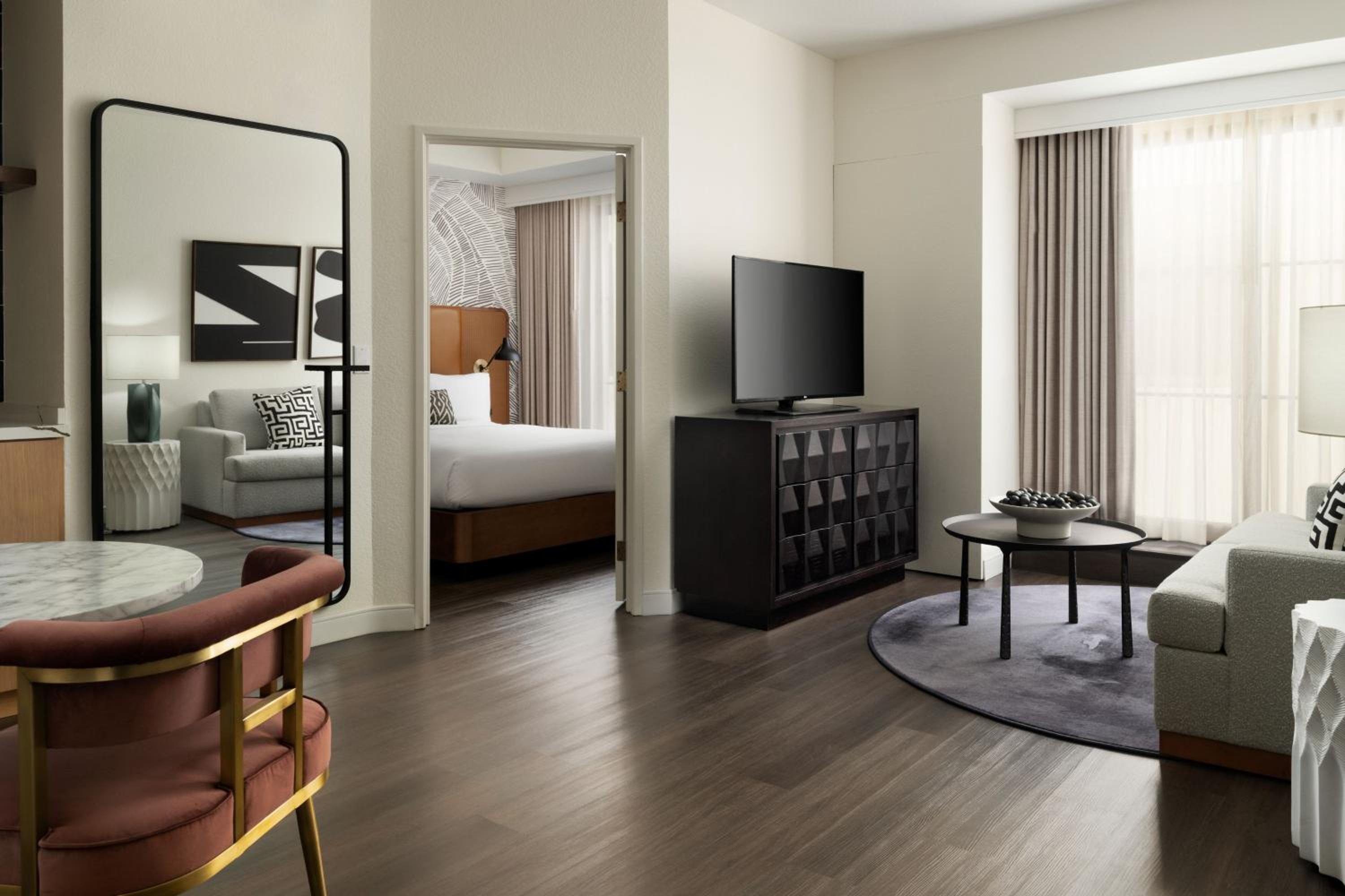 One-Bedroom Executive Queen - Mobility Access withRoll-In Shower