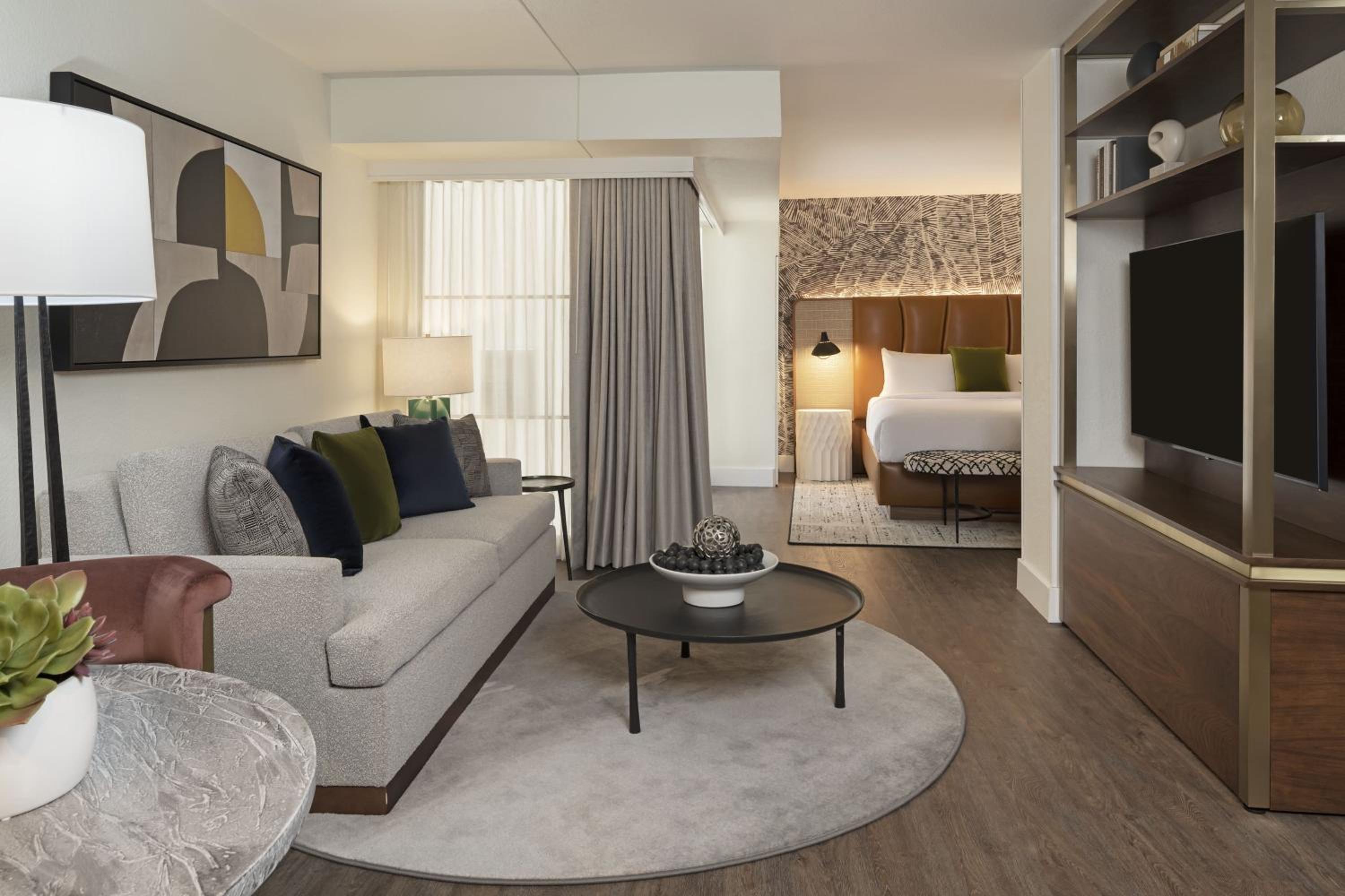 One-Bedroom Executive Queen - Mobility Access withRoll-In Shower