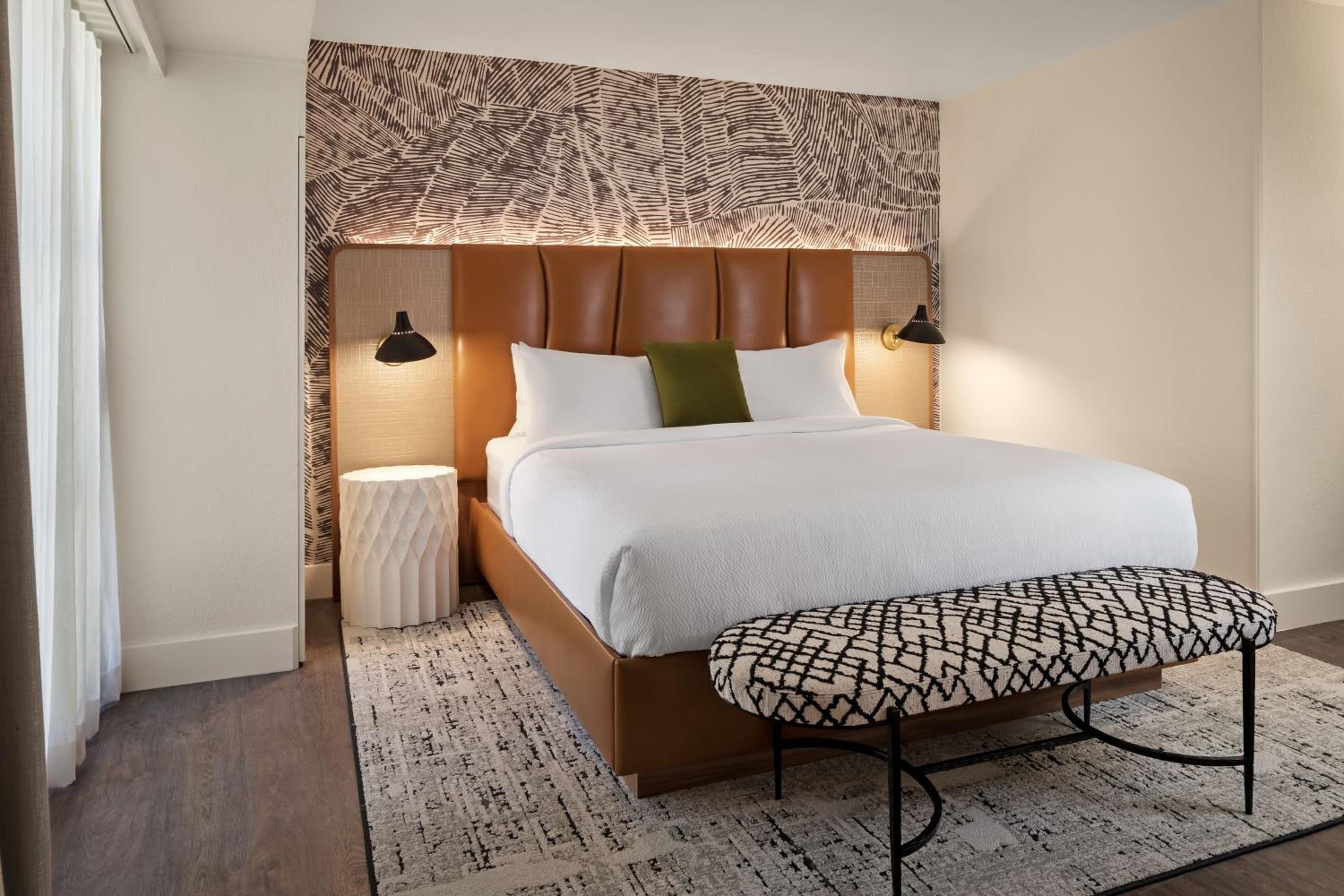 Two-Bedroom Queen Suite -Mobility/Hearing Accessible with Roll-In Shower
