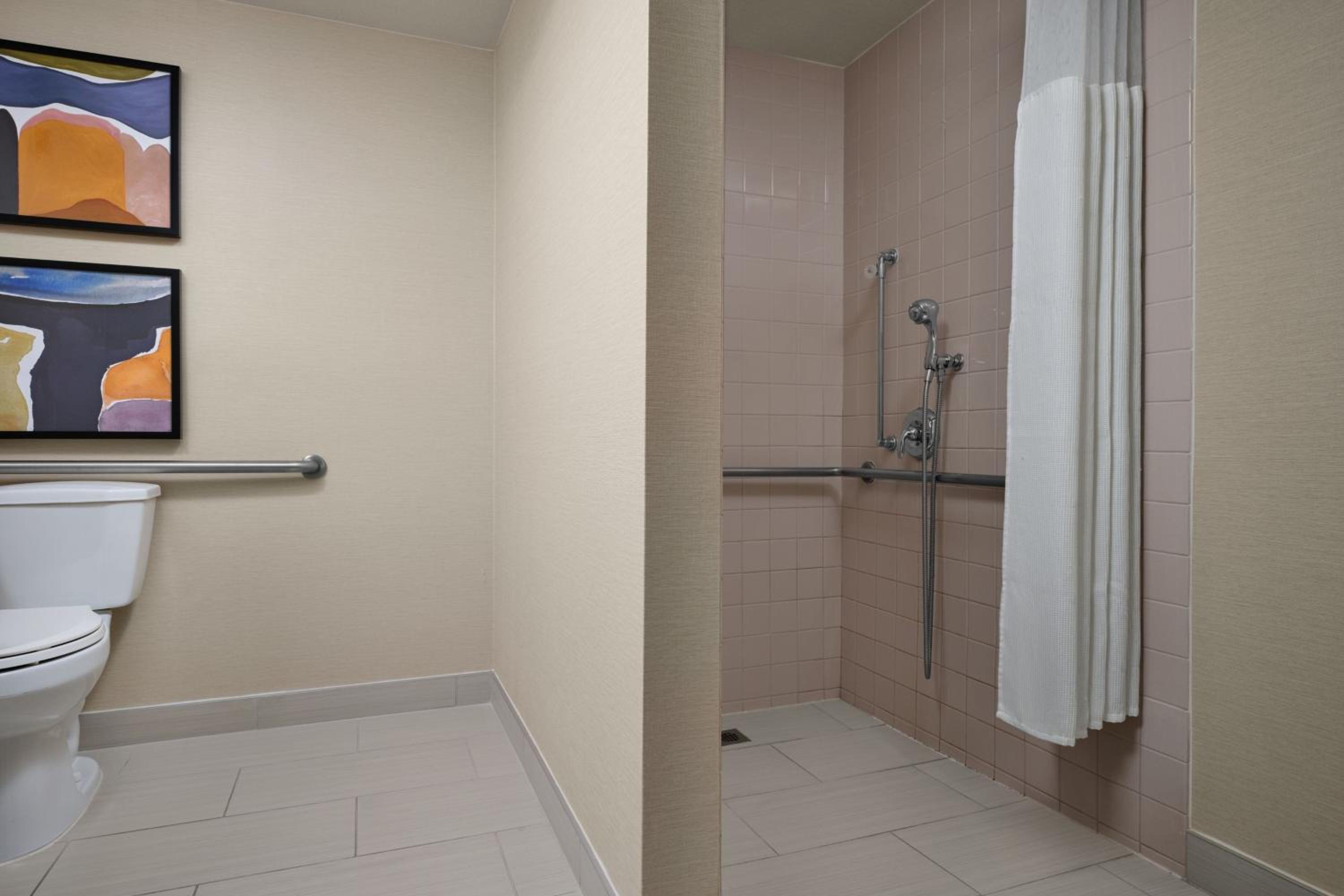 Two-Bedroom Queen Suite -Mobility/Hearing Accessible with Roll-In Shower thumbnail 6