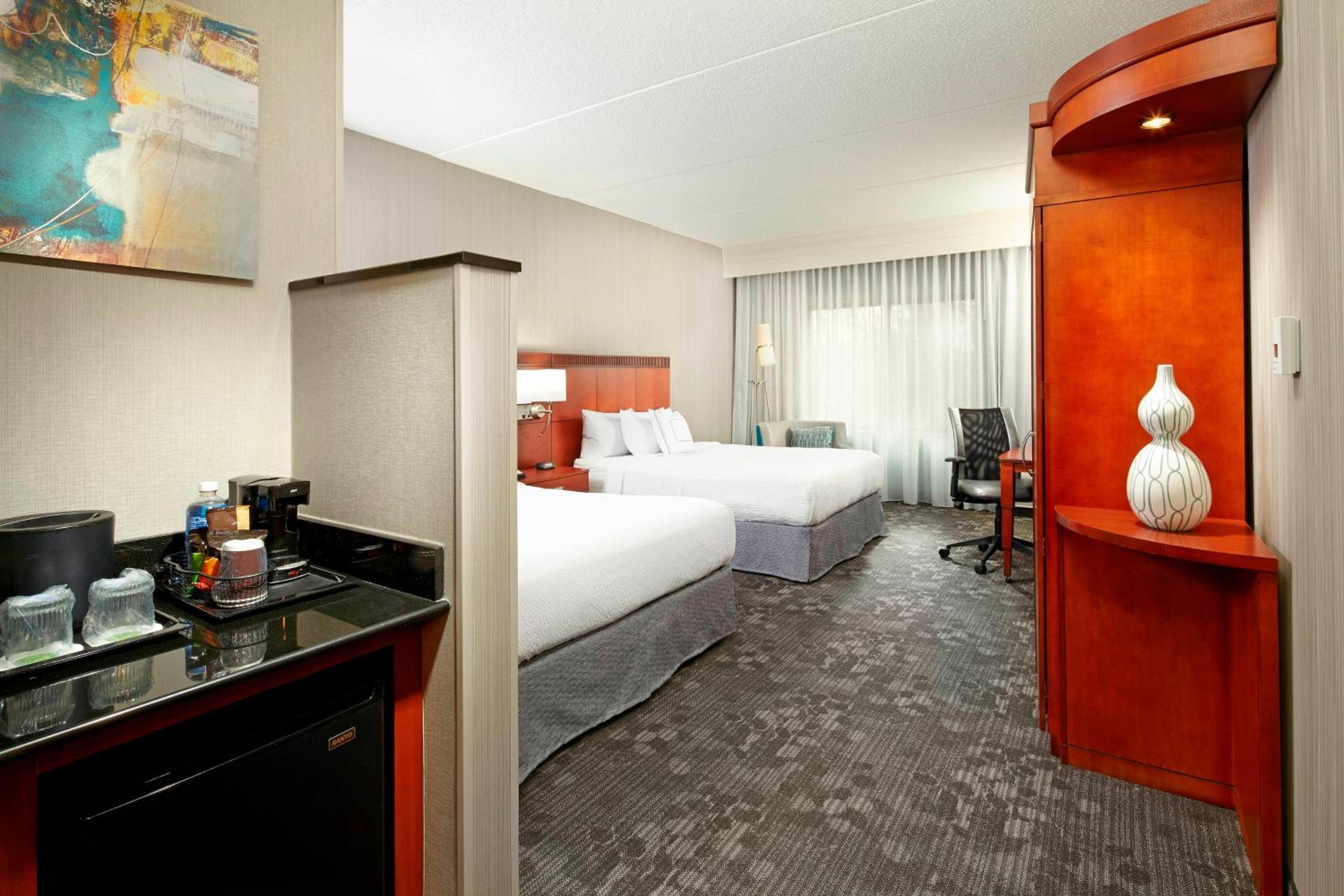Queen Room with Two Queen Beds photo 1