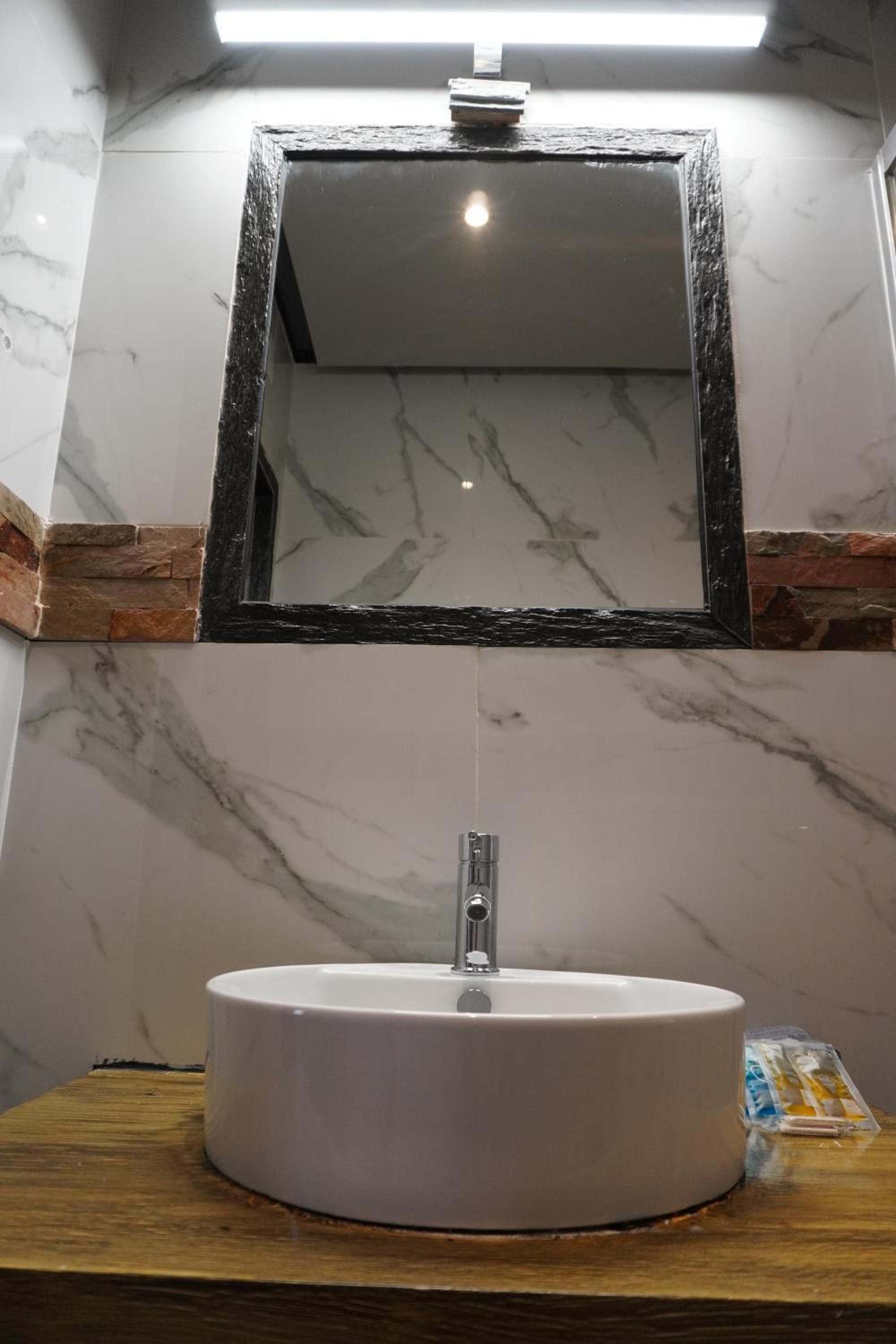 Deluxe Suite - Photo 11