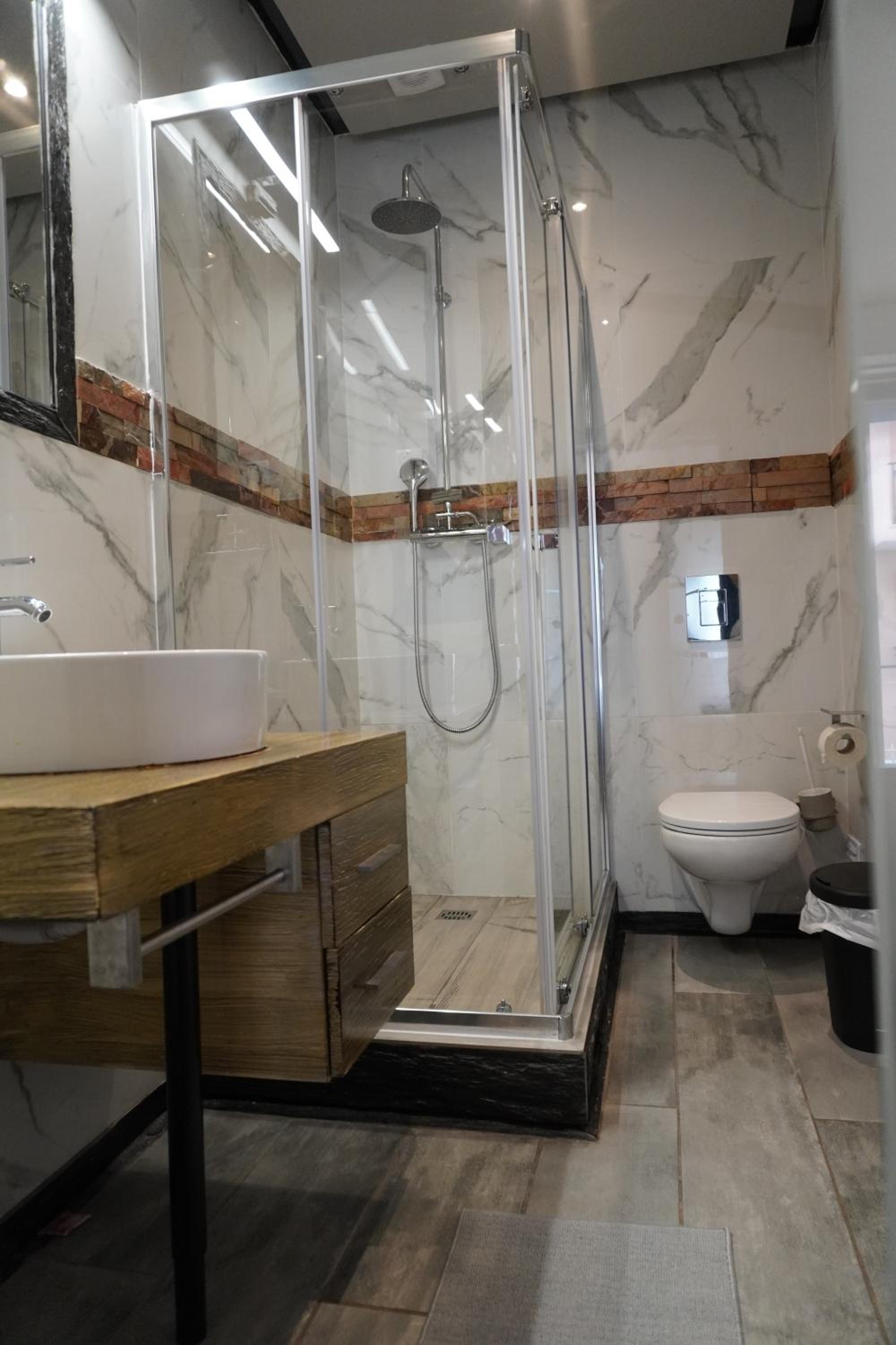 Deluxe Suite - Photo 13