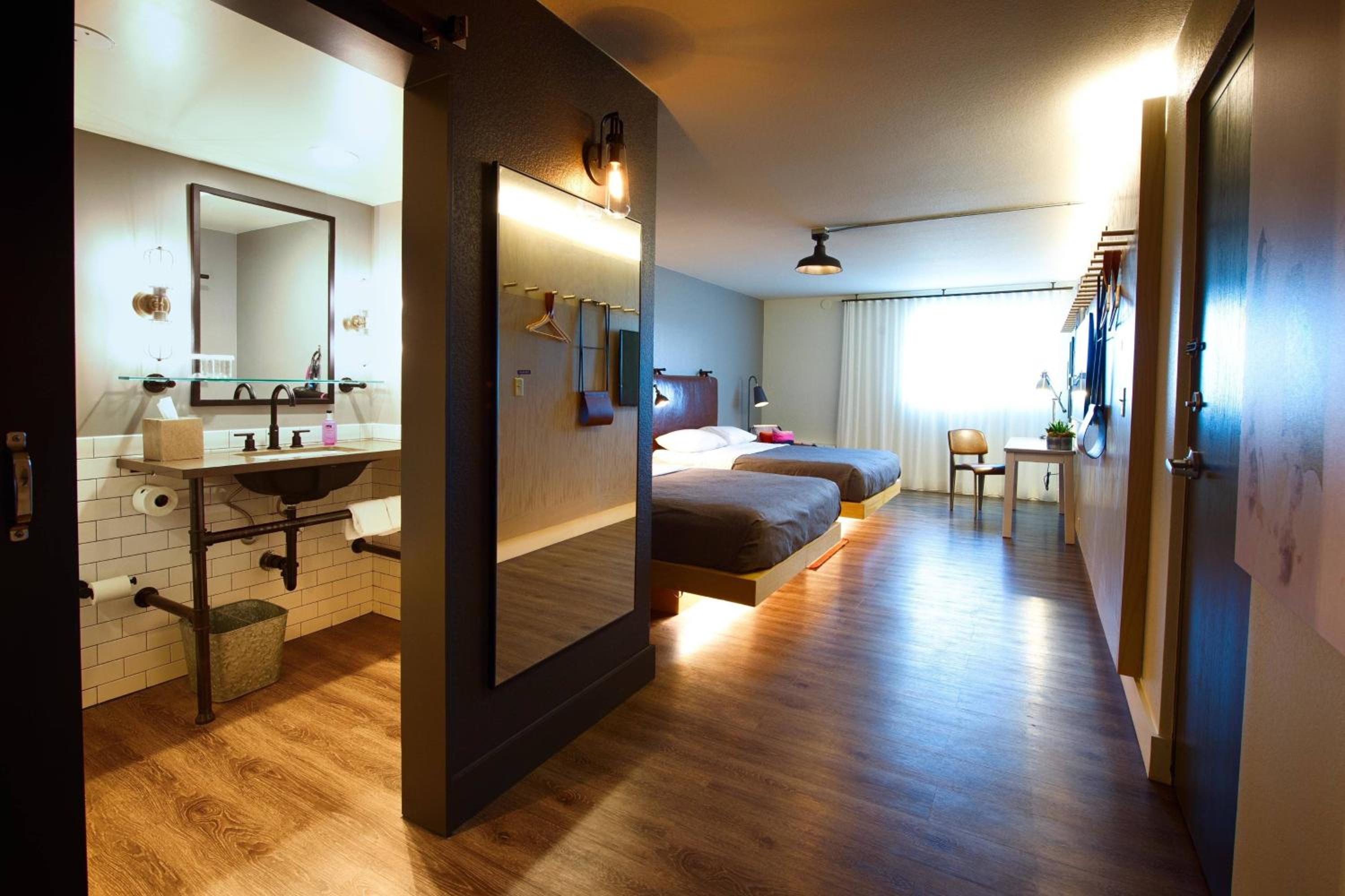 Queen Room with Two Queen Beds - Photo 4