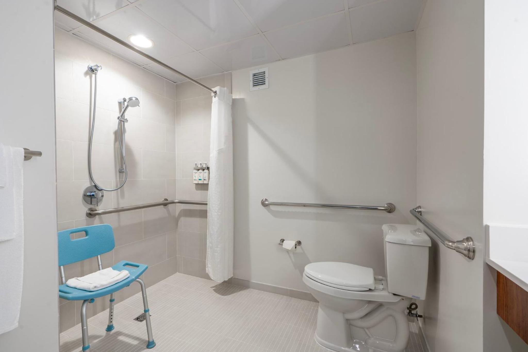 Standard Queen Room with Two Queen Beds - Communications and Mobility Accessible - Photo 3