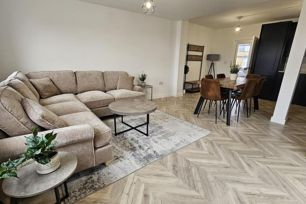 Three-Bedroom Premium Apartment with Balcony photo 1