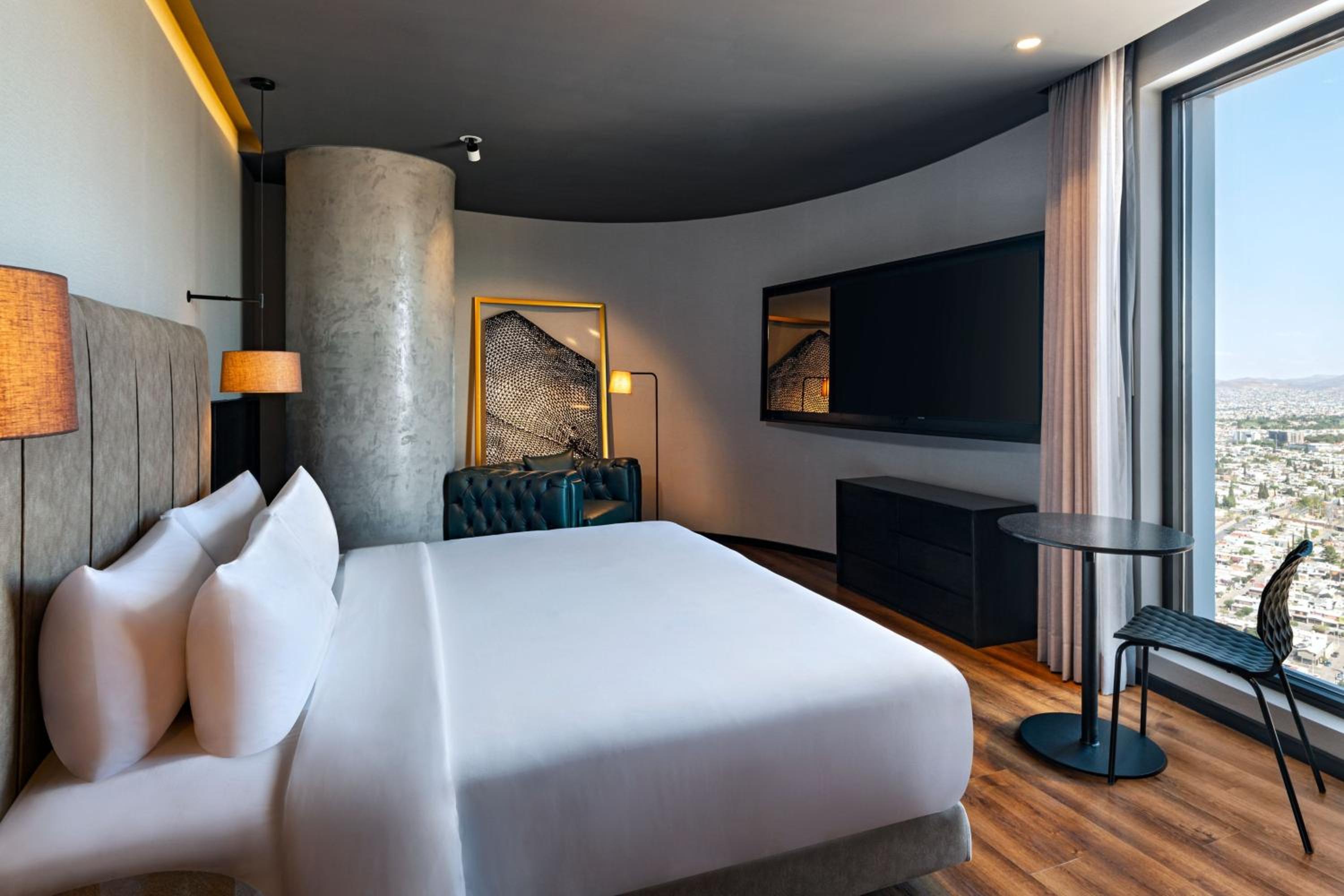 Standard King Room with City View photo 3