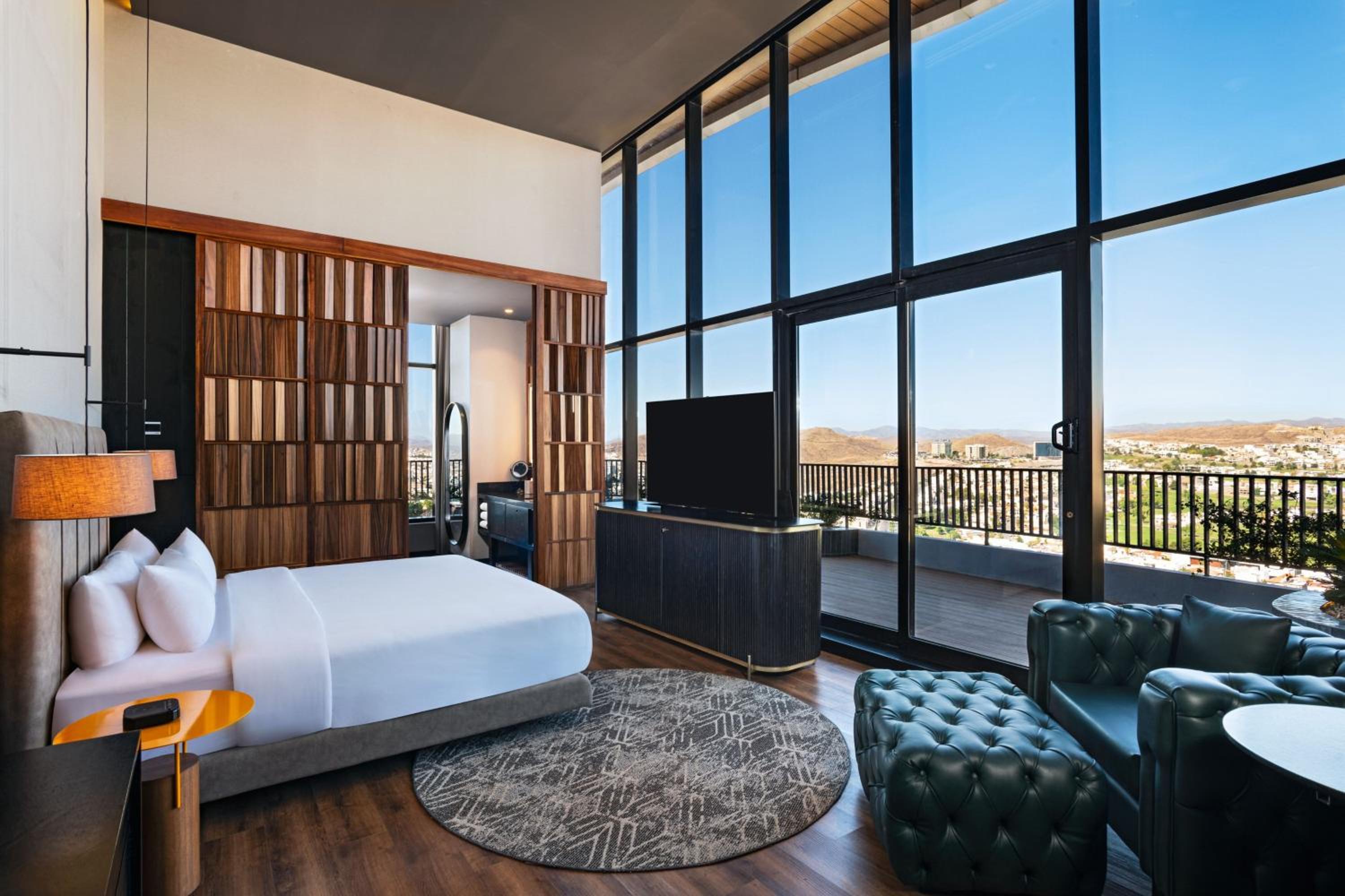 Superior King Suite with Golf View and Balcony photo 2