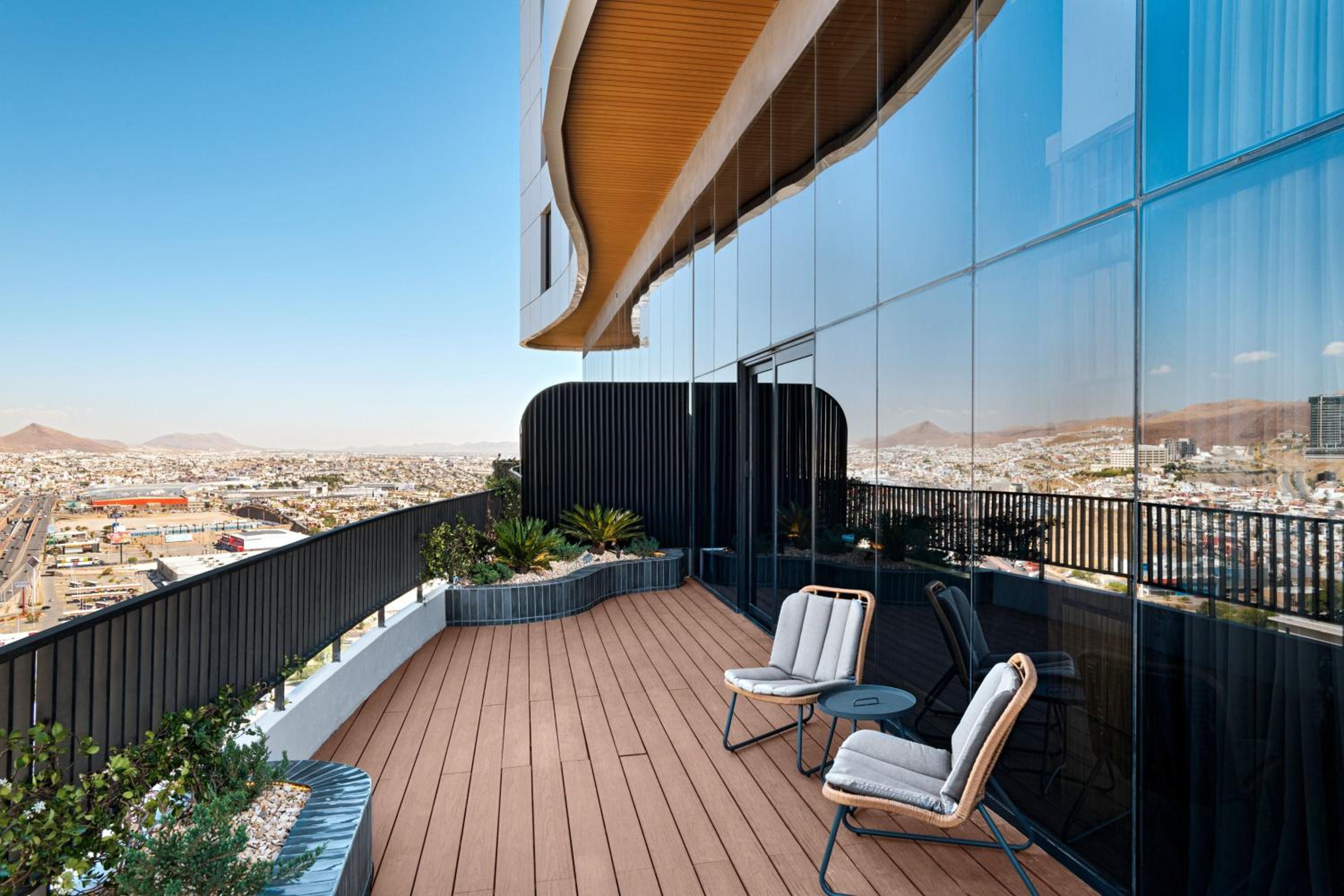 Superior King Suite with Golf View and Balcony photo 3