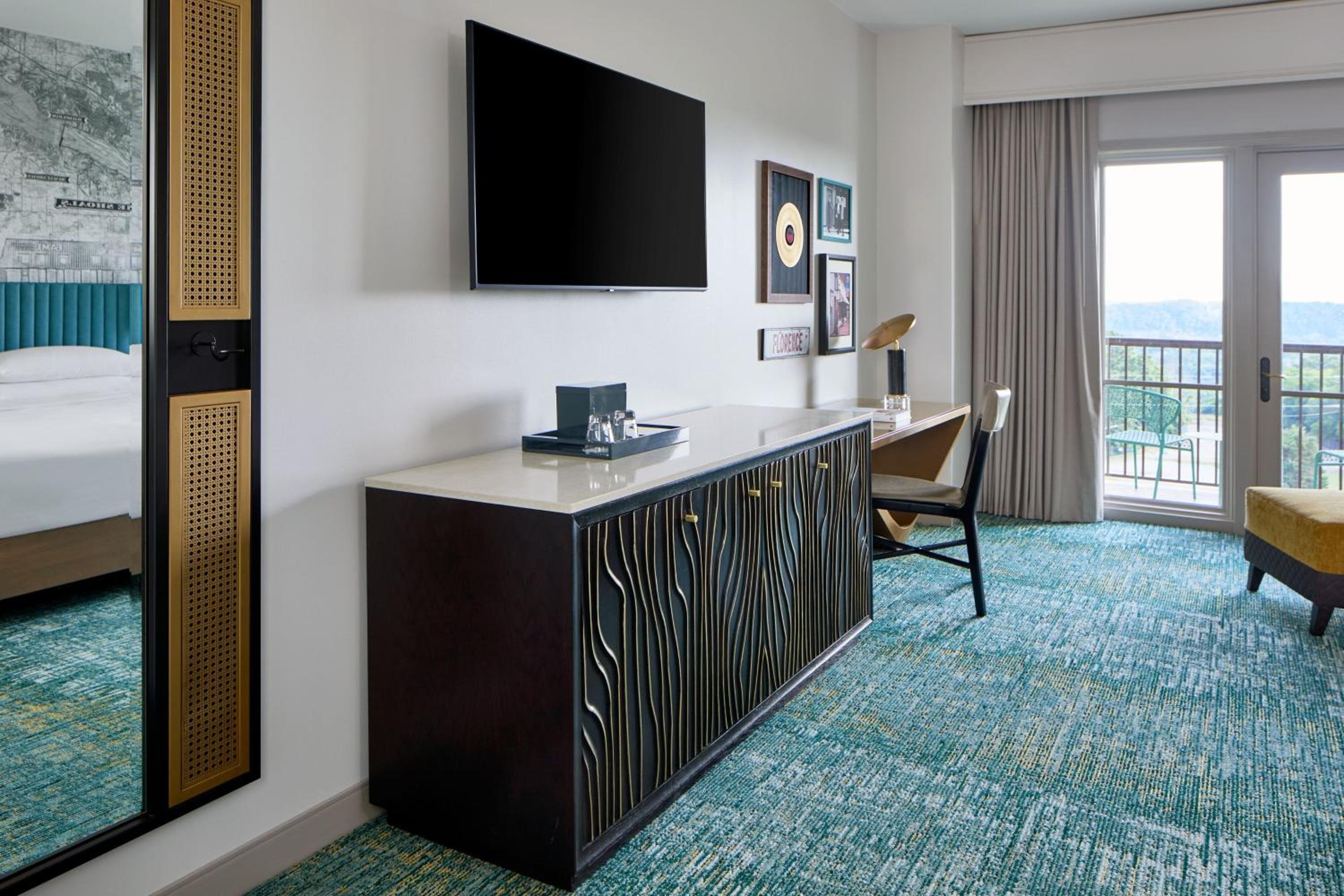 Guest Room - Photo 23