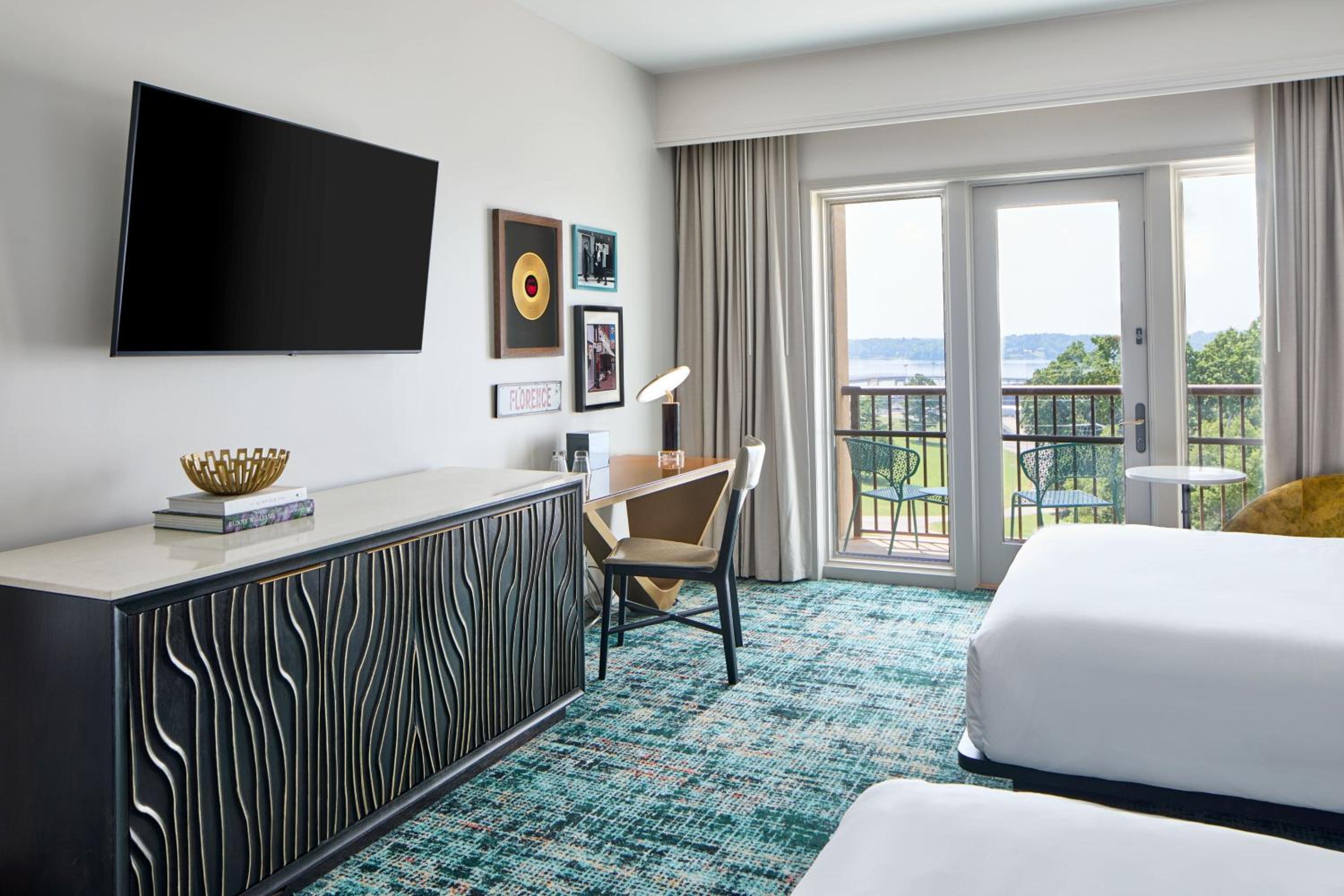 Guest room, 2 Queen, River view - Photo 4