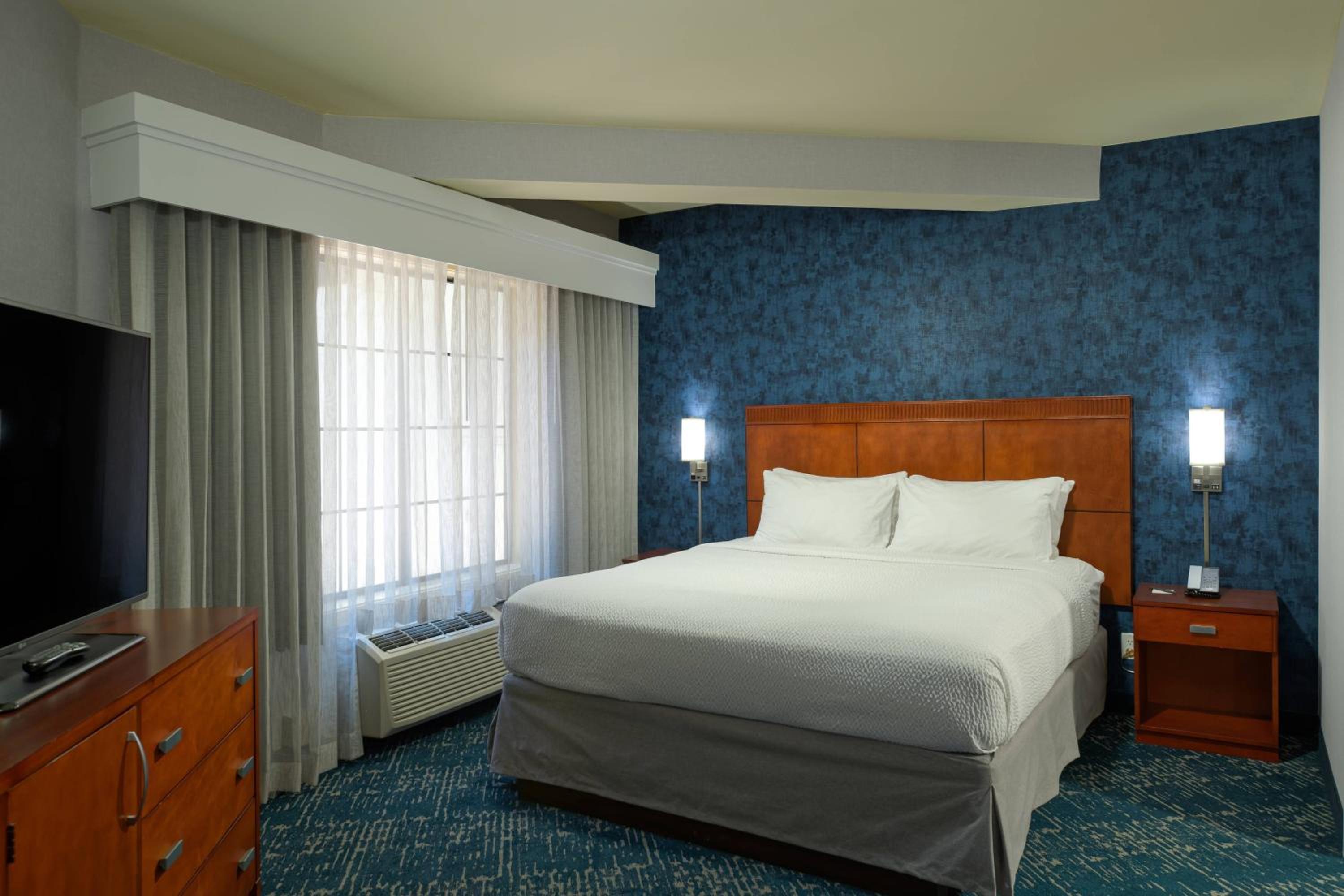 1 Bedroom 2 room Suite, 1 King, Sofa bed photo 3