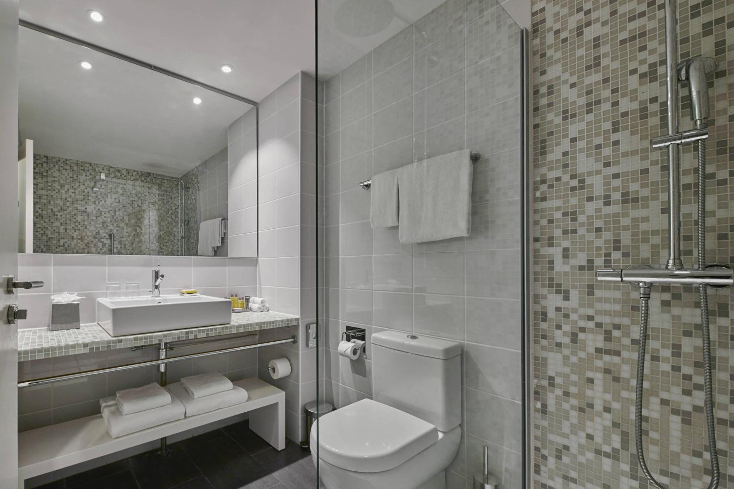 Deluxe Room, Guest room, 1 King - Photo 2