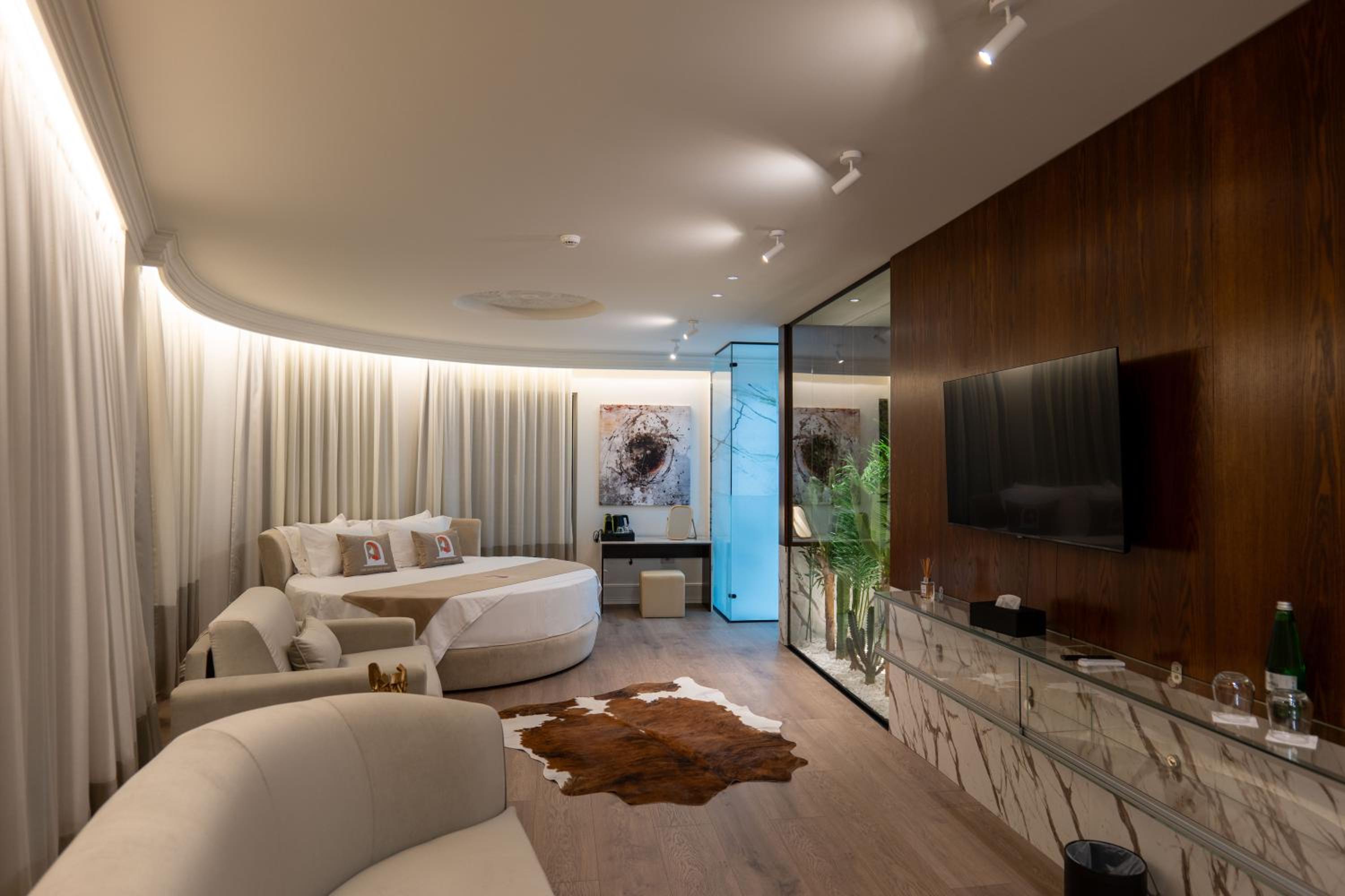 Deluxe King Suite photo 3