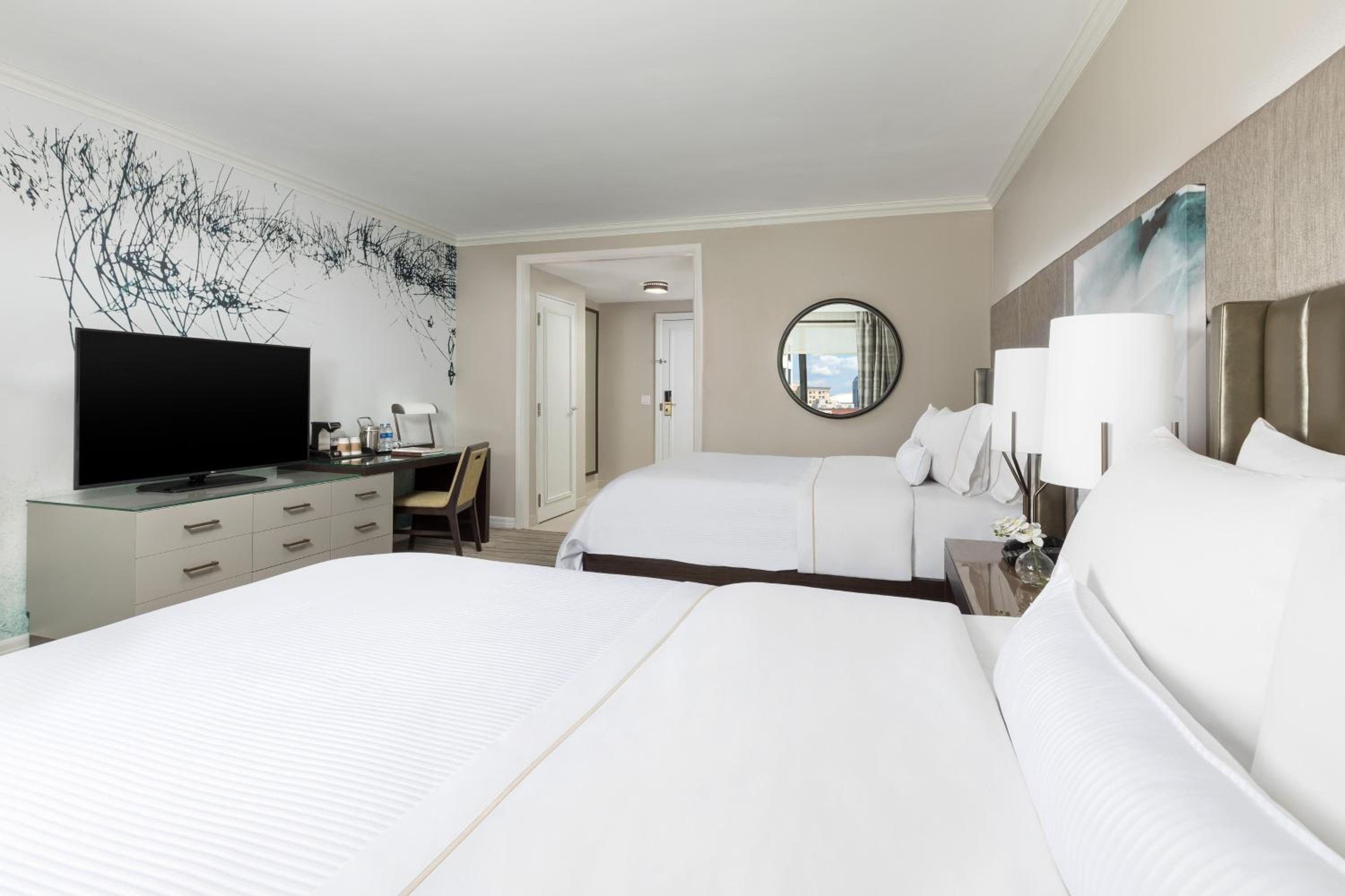 Traditional Queen, Guest room, 2 Queen, City view - Photo 1
