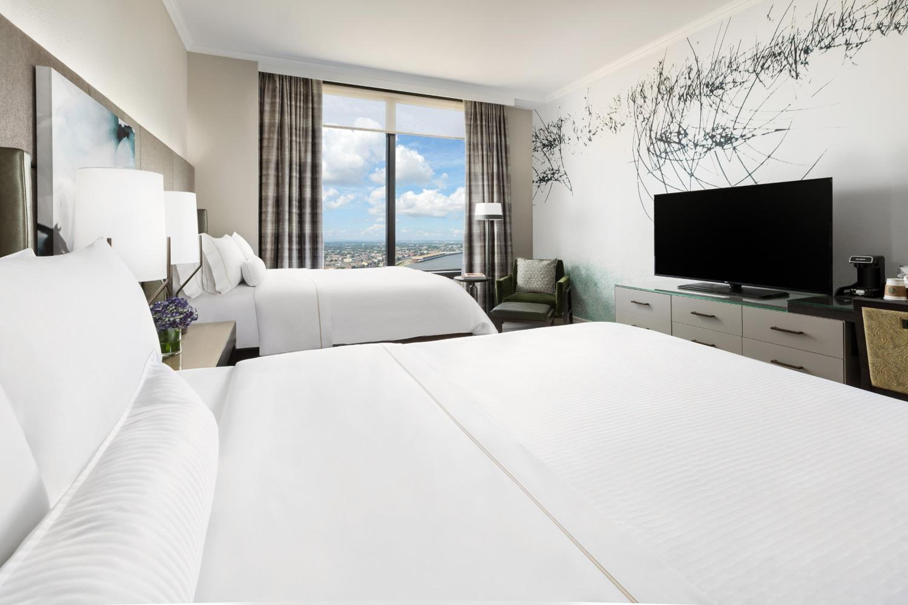 Traditional Queen, Guest room, 2 Queen, City view - Photo 3
