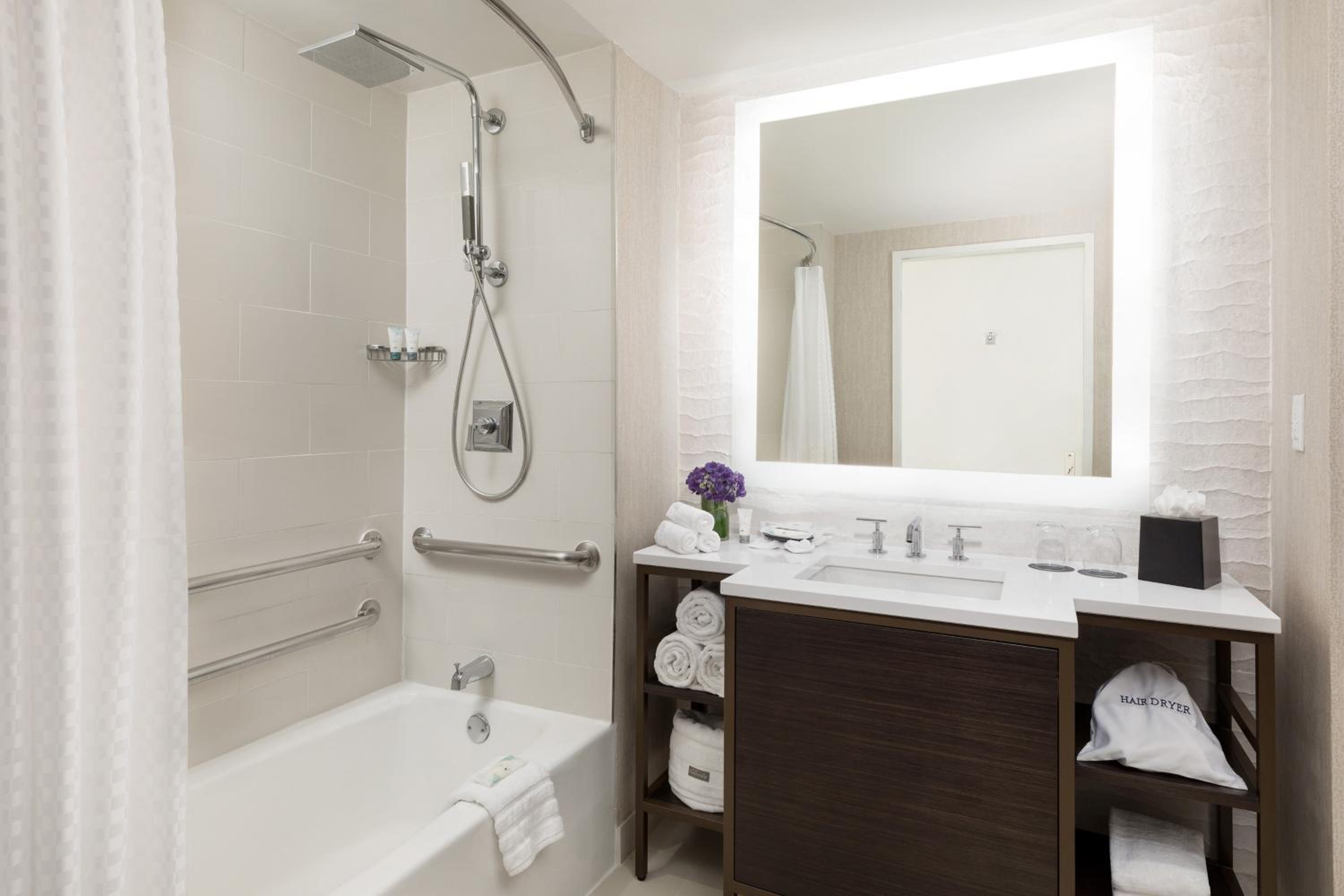 Traditional King, Guest room, 1 King, City view - Photo 2