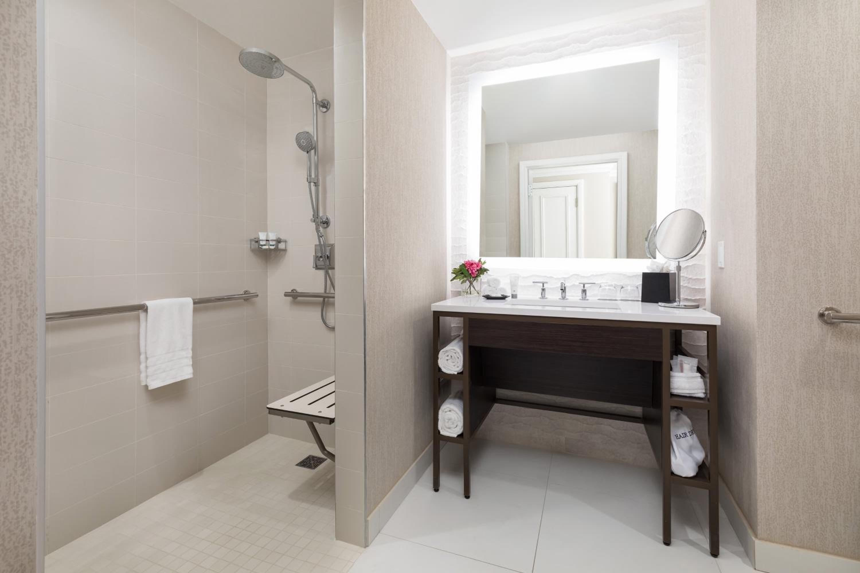 Traditional King, Guest room, 1 King, City view - Photo 11