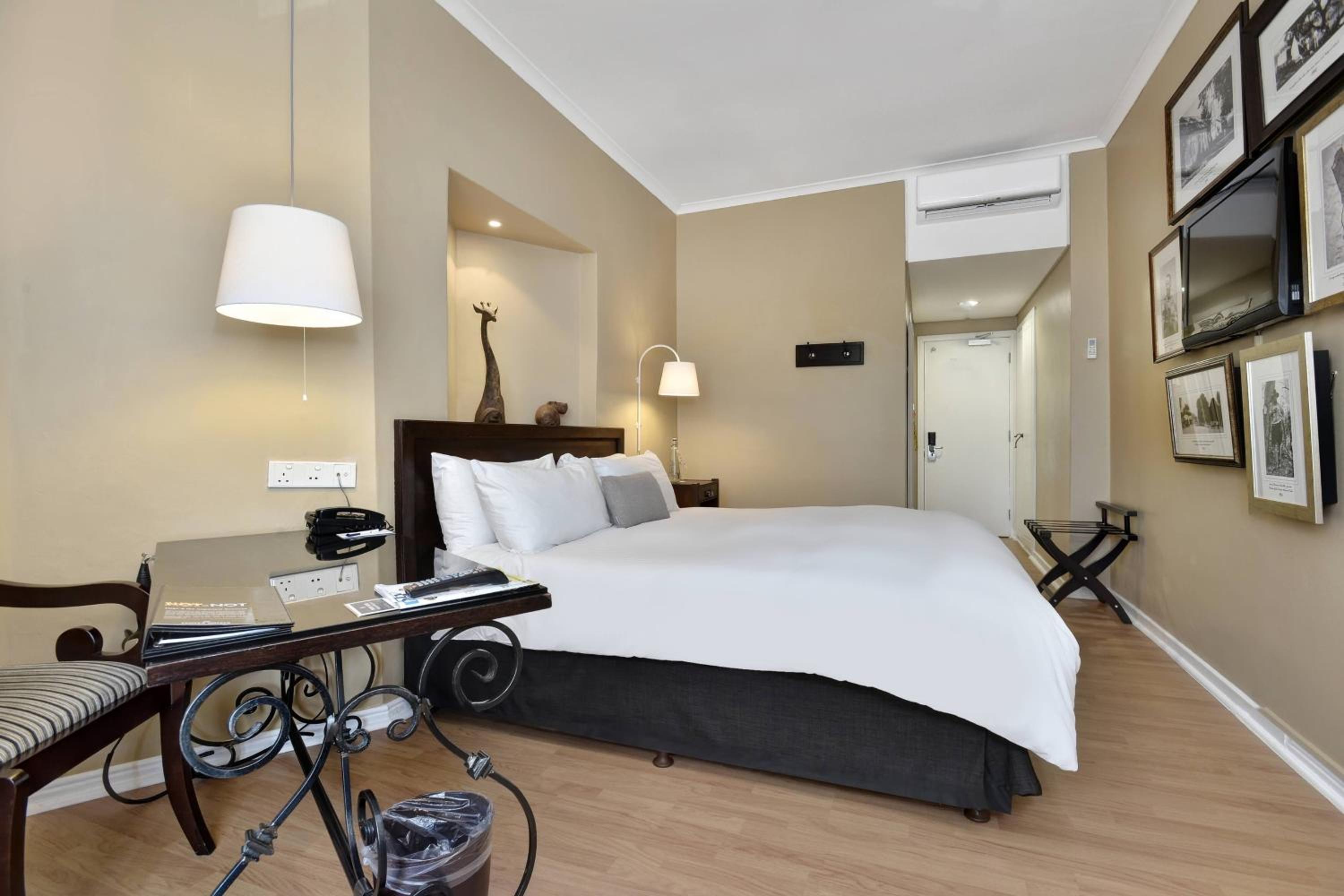 Guest Room, 1 King - Photo 6