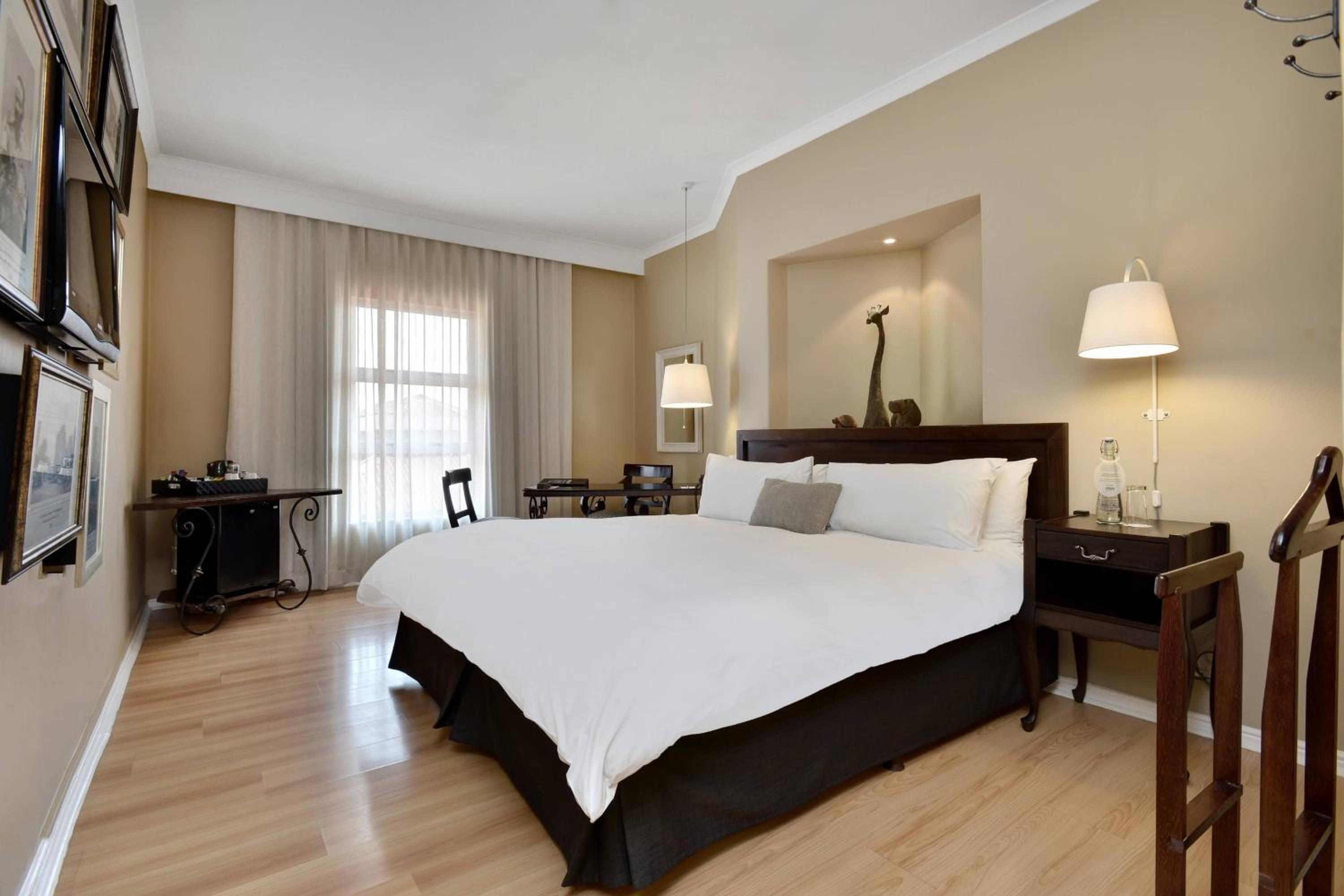 Larger Guest room, 1 King - Photo 5