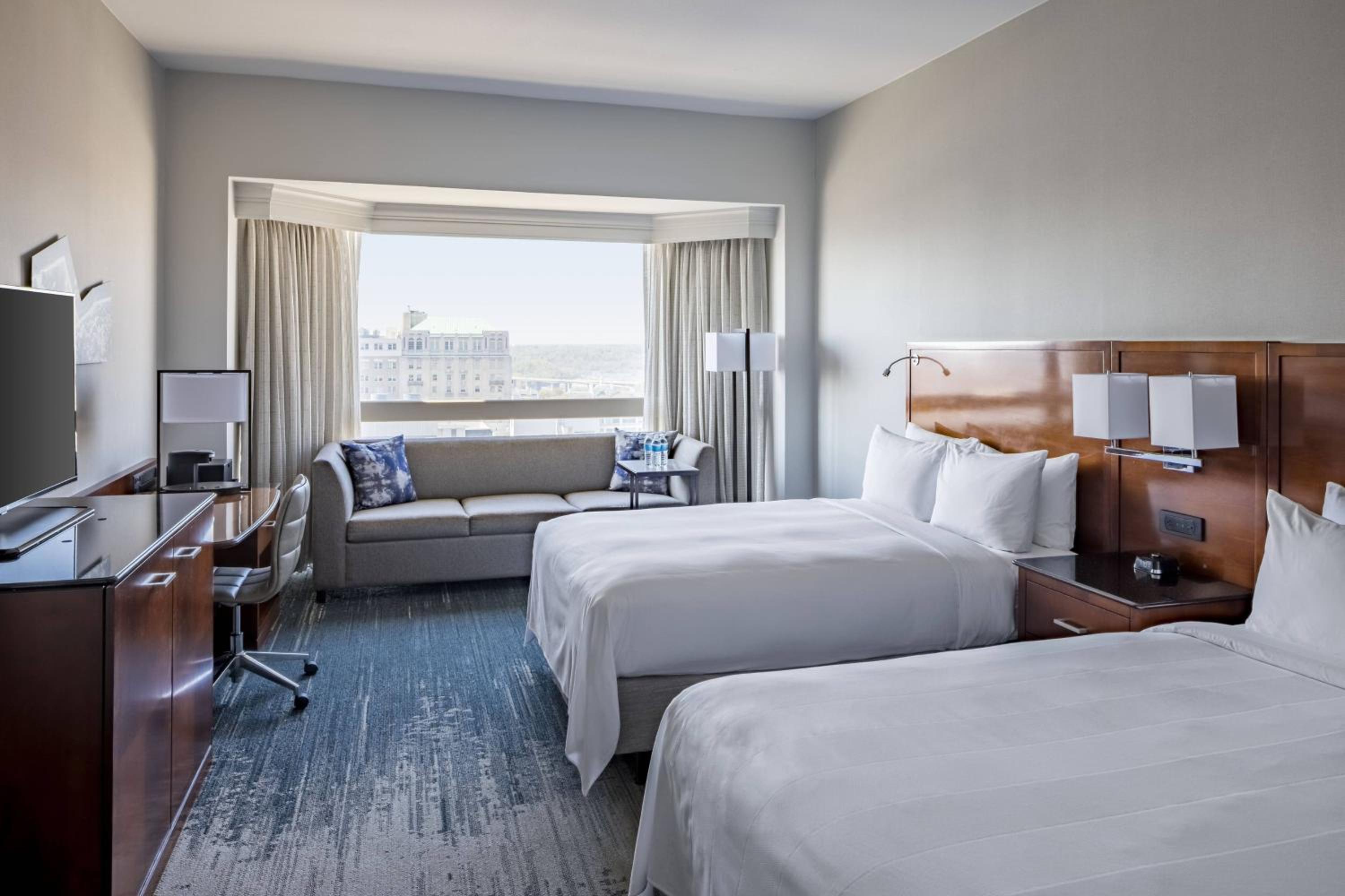 Double Room with 2 Double Beds - Skyline View - Photo 1