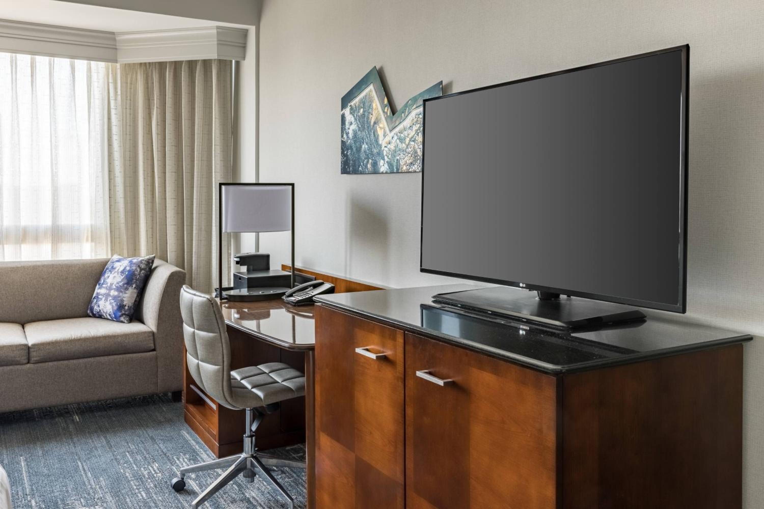 Double Room with 2 Double Beds - Skyline View - Photo 3