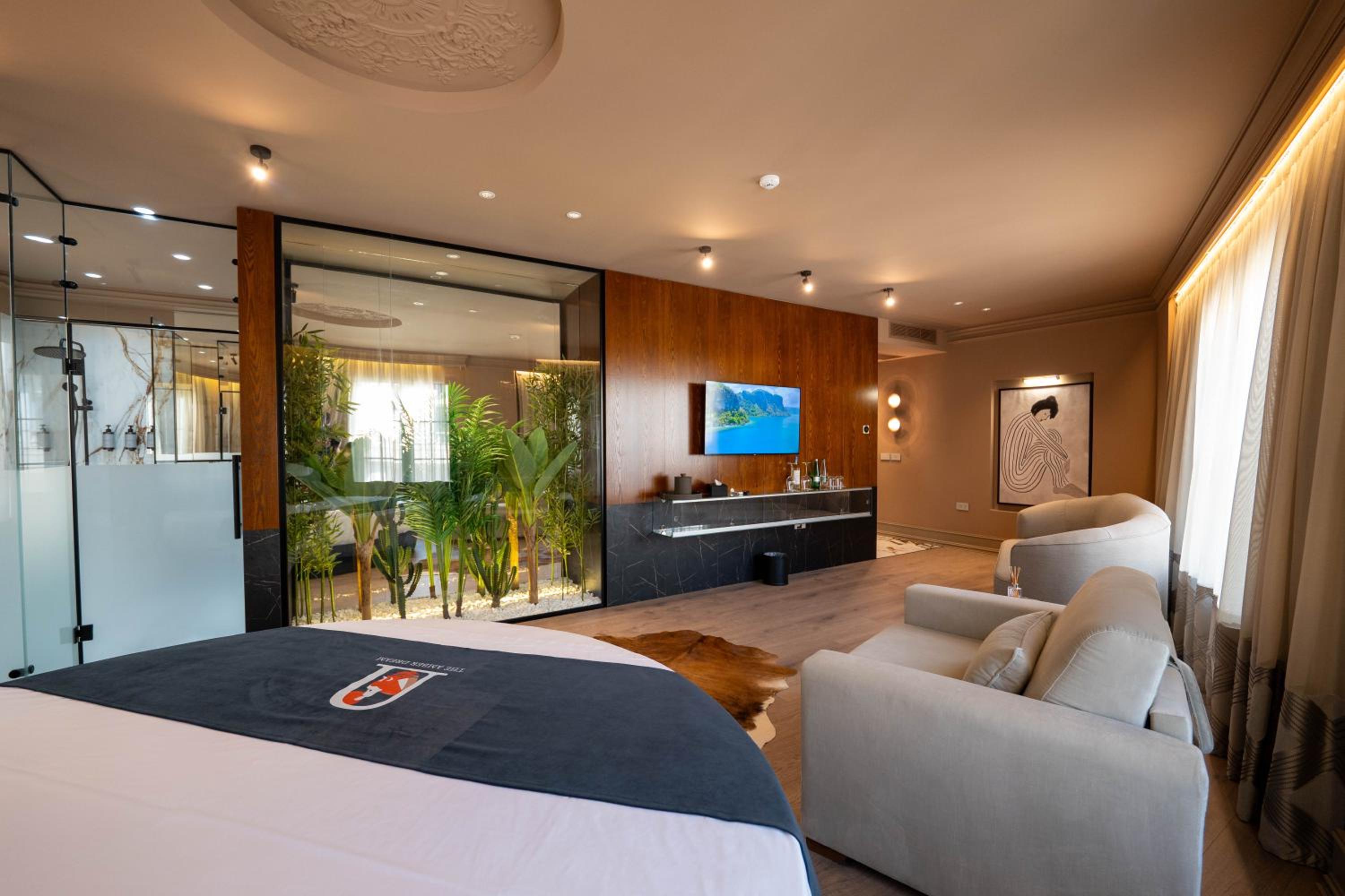Junior Suite with Balcony photo 3
