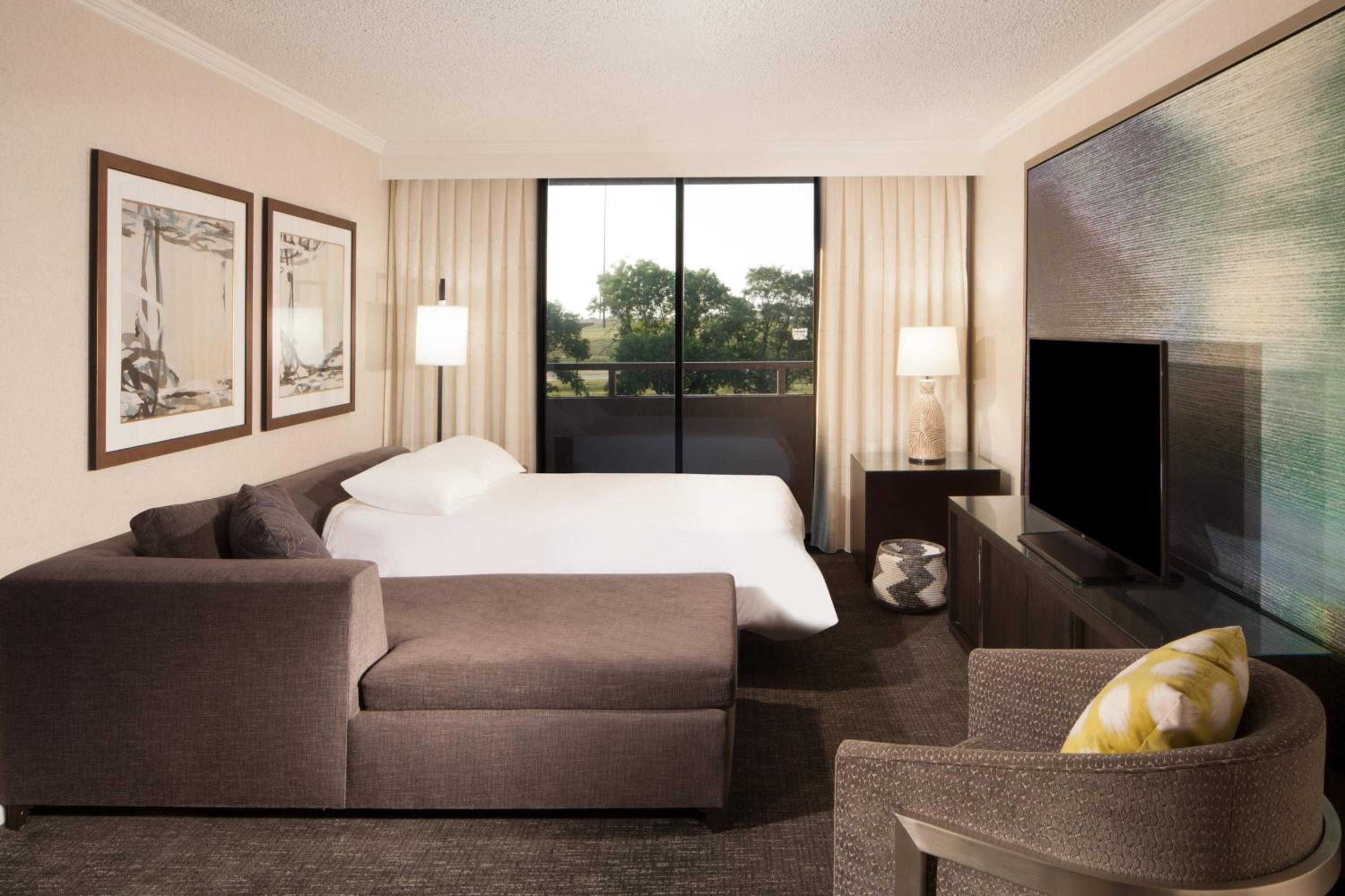 One-Bedroom Suite with Sofa Bed and Balcony - Photo 3