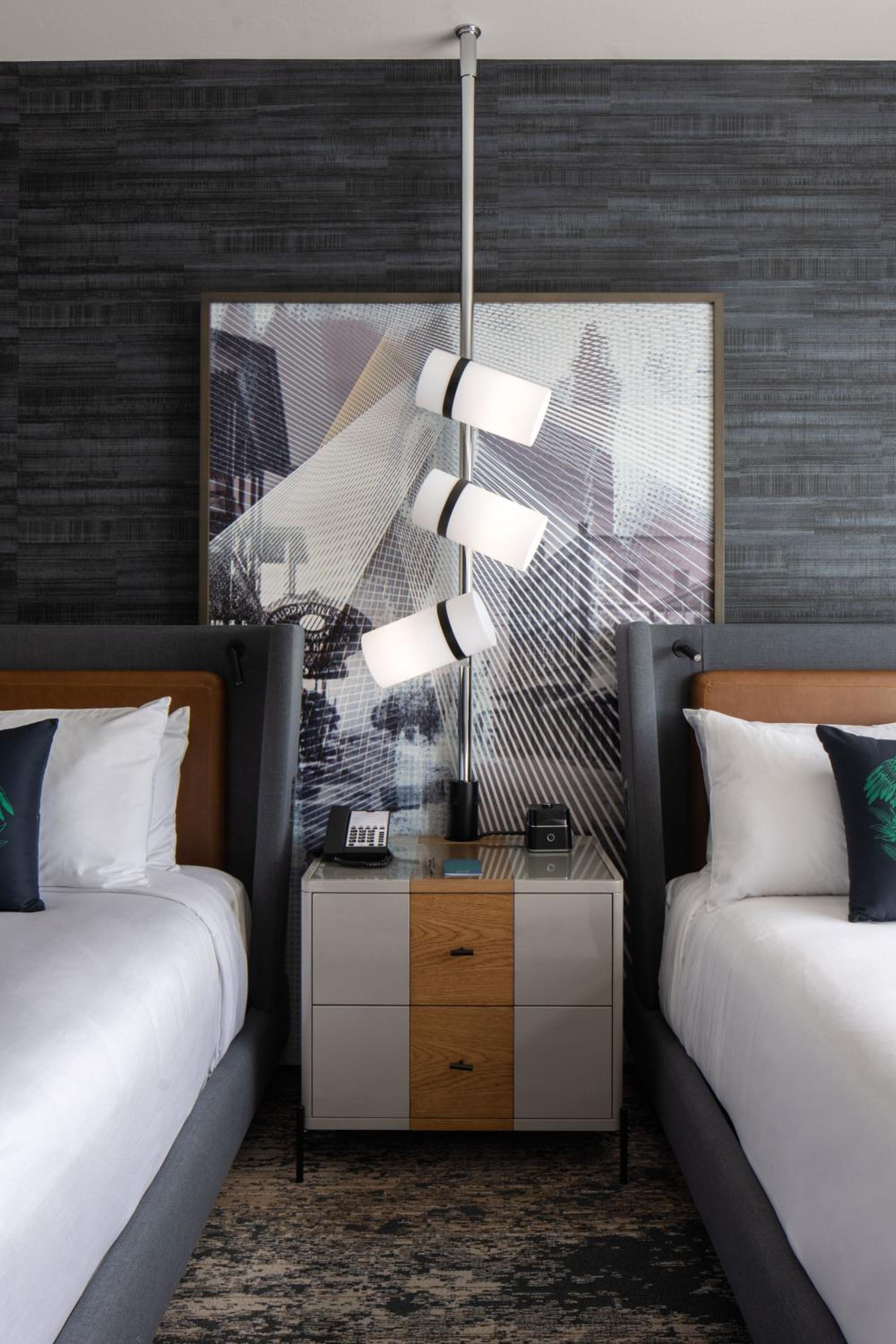 Two Queen Beds, Guest room, 2 Queens - Photo 2