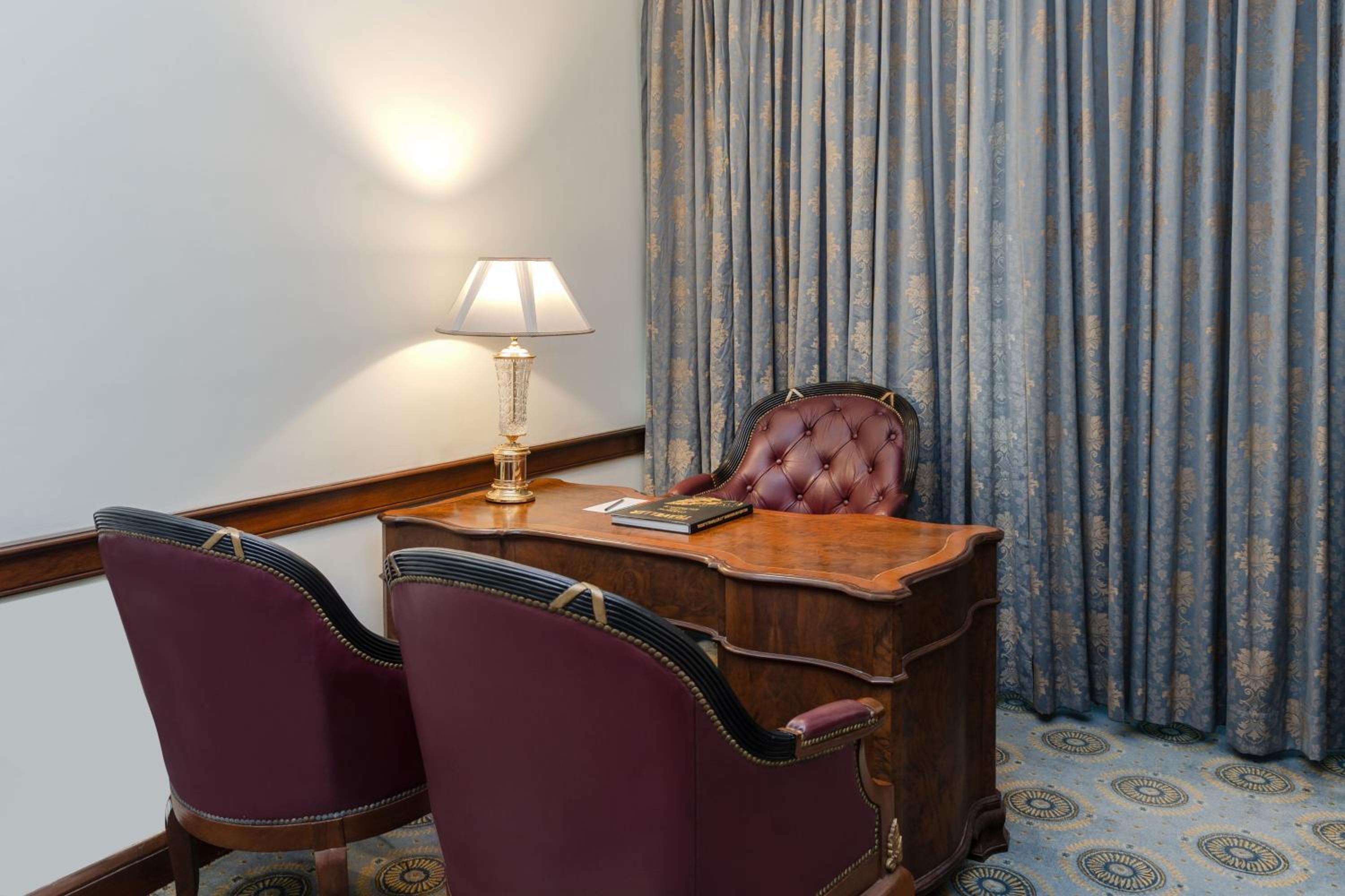 Presidential Suite With Club Lounge Access & 2 Way Airport Transfer