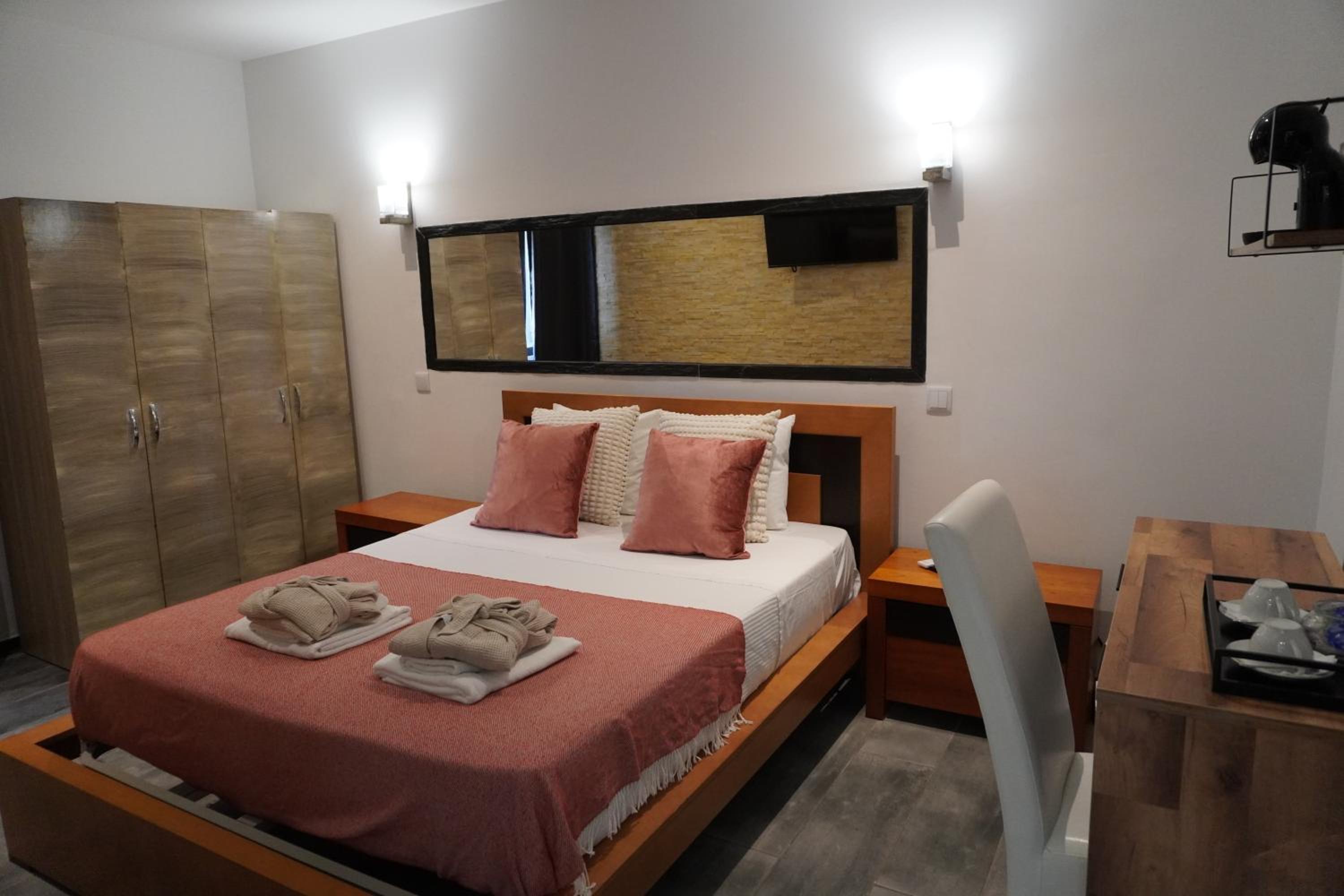 Small Double Room - Photo 2