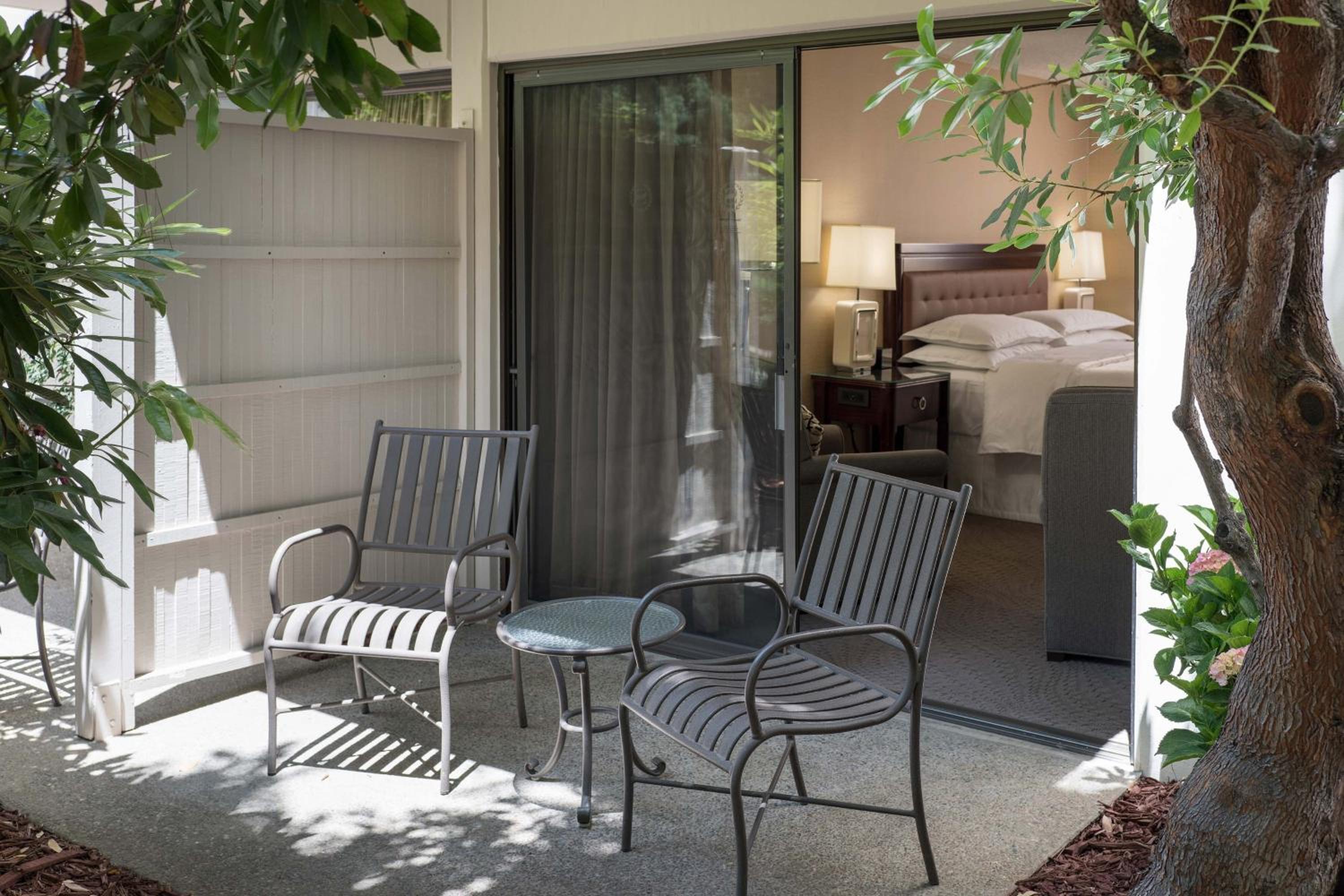 Deluxe, Guest room, 1 King - Photo 2